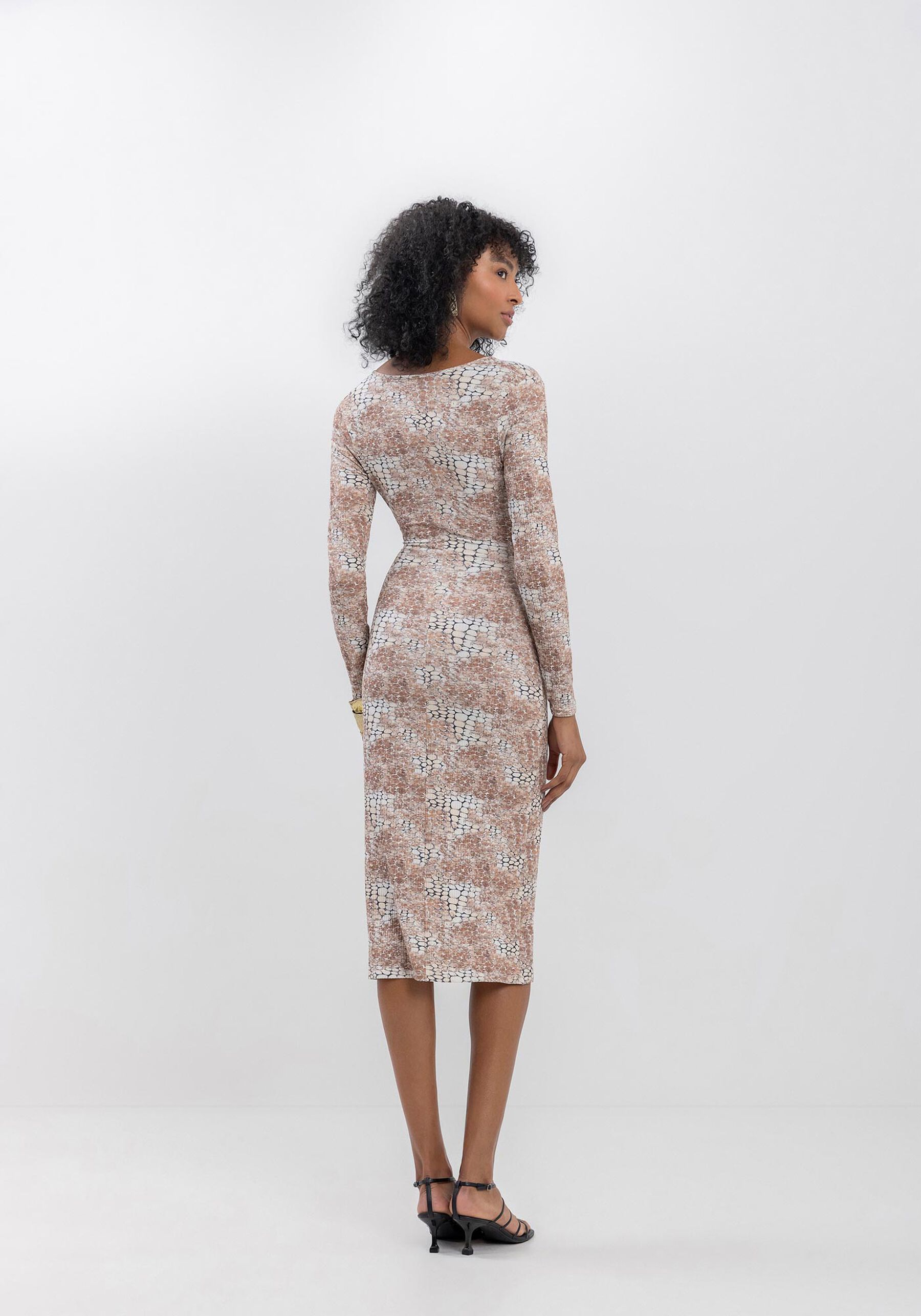 Vestido Estampado Midi Em Malha Canelada Com Recorte Frontal, SKIN MARROM. Vestido Estampado Midi Em Malha Canelada Com Recorte Frontal, SKIN MARROM, large.