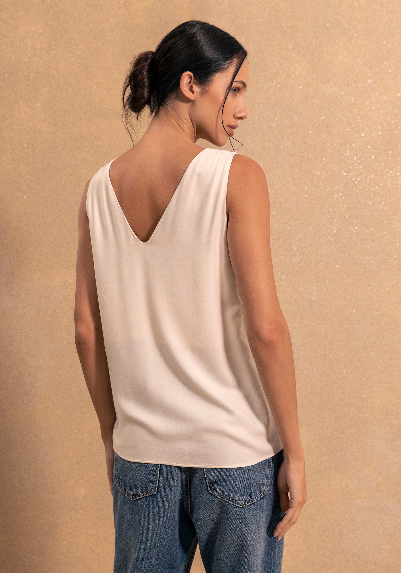 Blusa Regata Solta Com Decote Em V Em Viscose Respons&aacute;vel, BEGE ALHAMBRA, large.