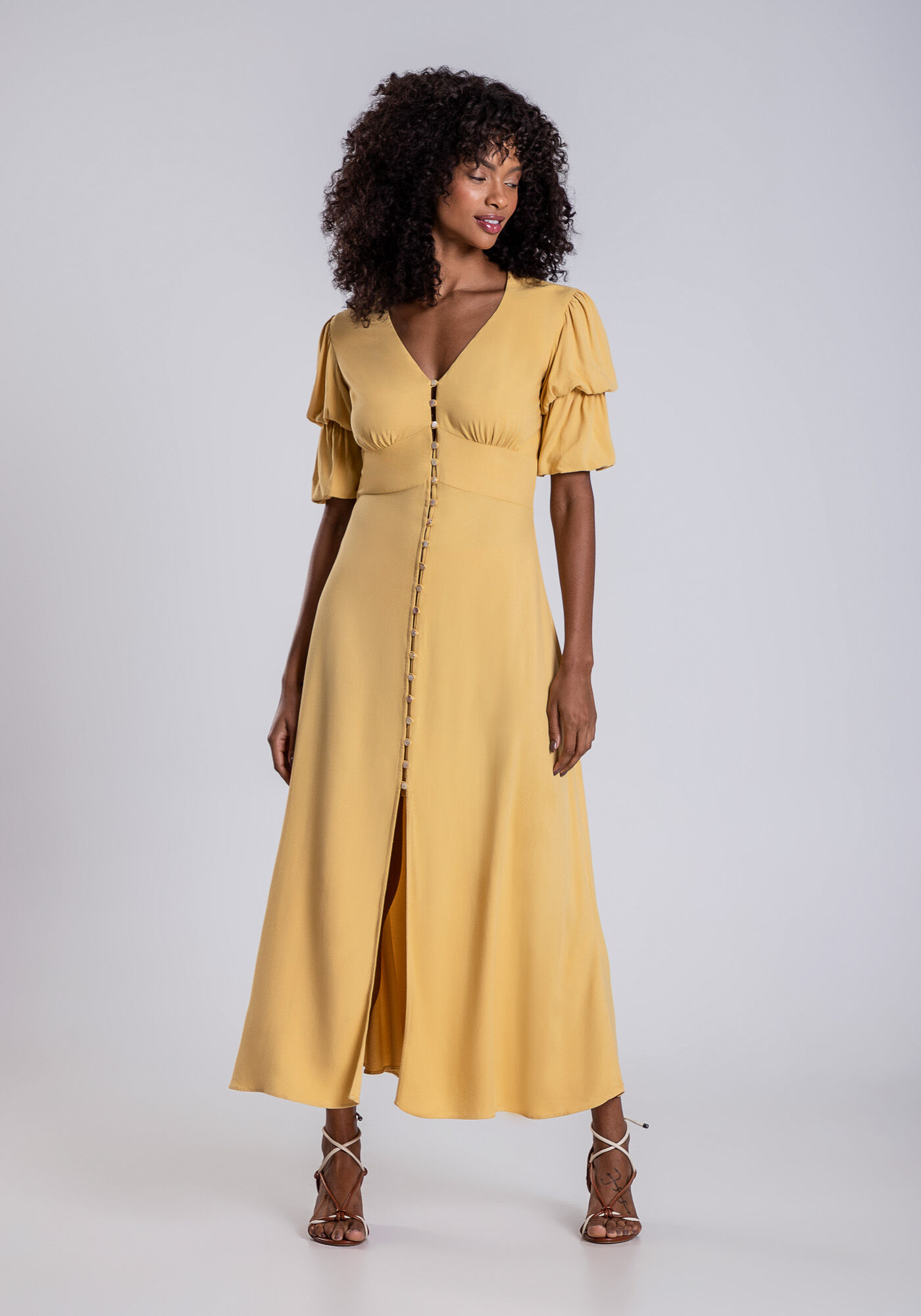 Vestido midi com botao sale na frente
