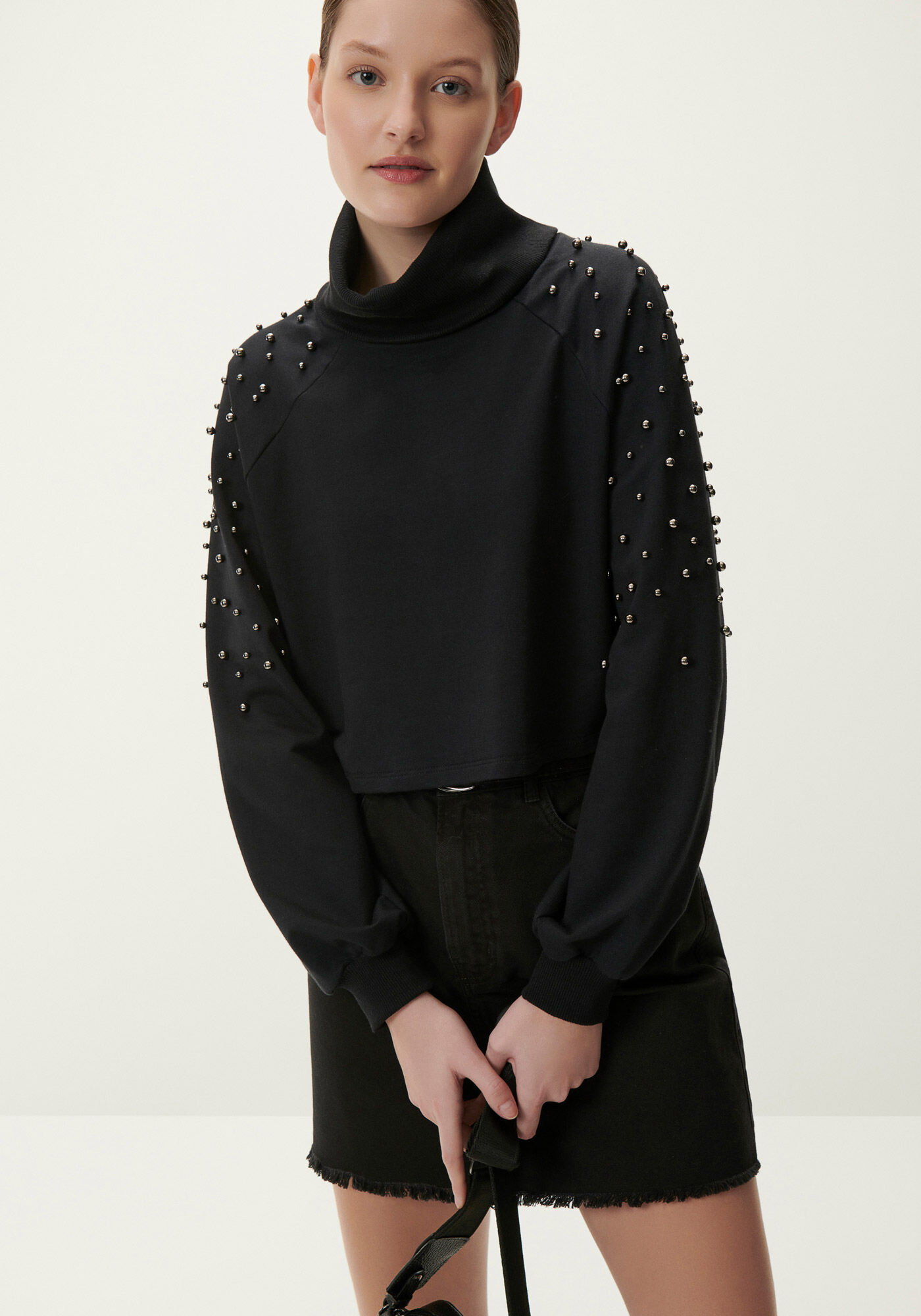 Blus&atilde;o Gola Alta em Molecotton com P&eacute;rolas, PRETO REATIVO, large.