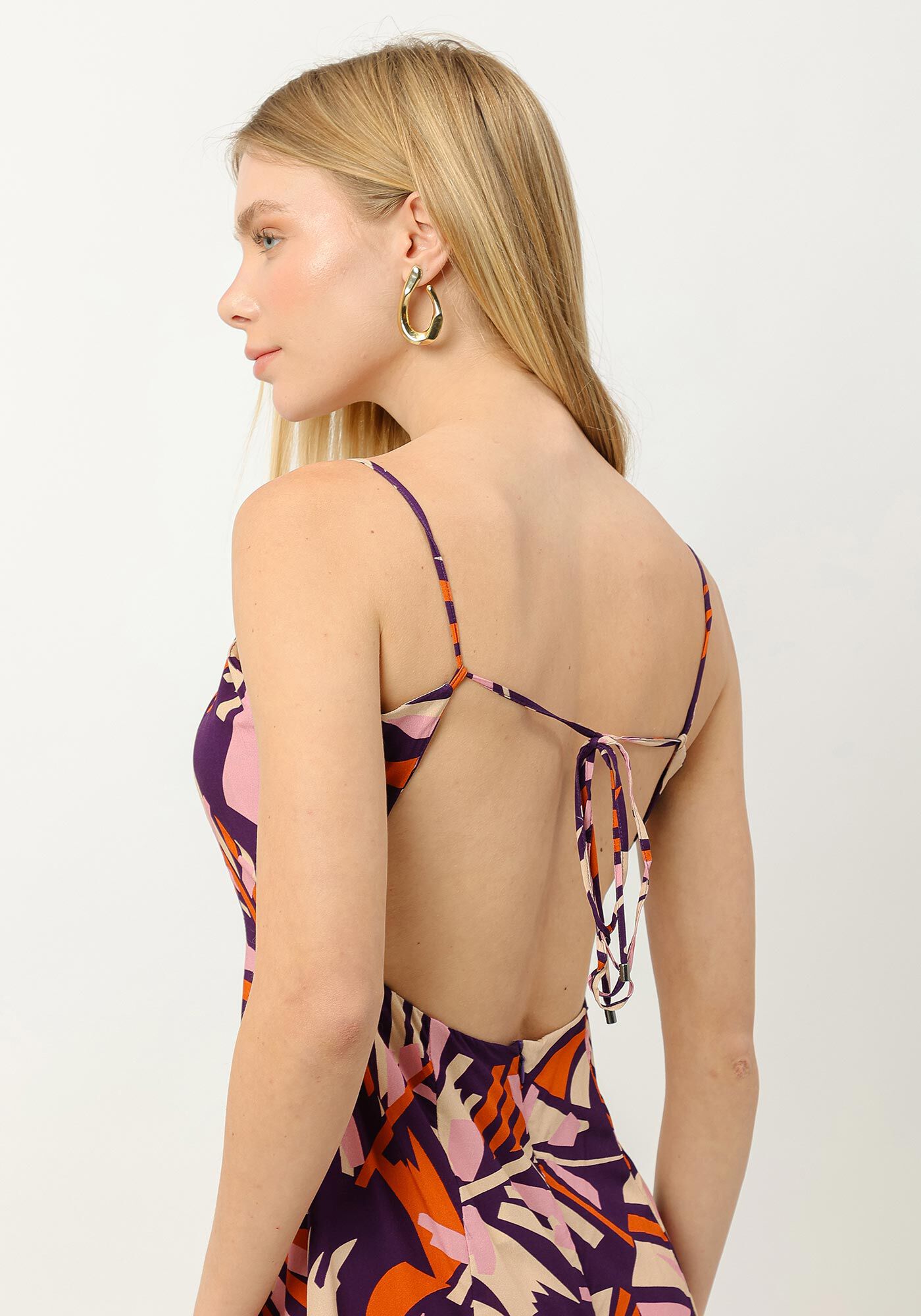 Vestido Curto em Viscose com Recorte Costas, , large.