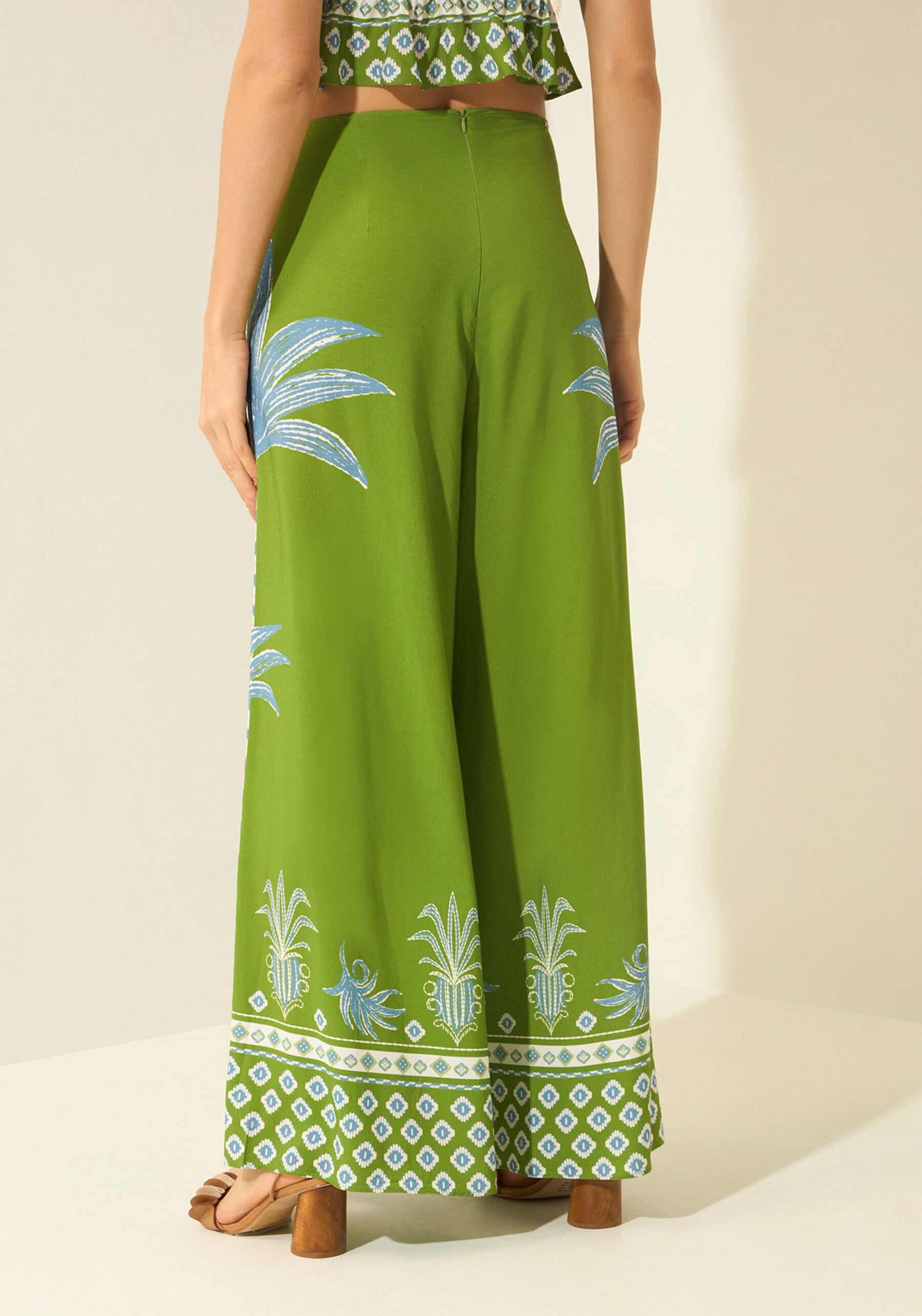Calça Pantalona De Cintura Alta Em Viscose Estampada, MAXI GRAVURA VERDE. Calça Pantalona De Cintura Alta Em Viscose Estampada, MAXI GRAVURA VERDE, large.