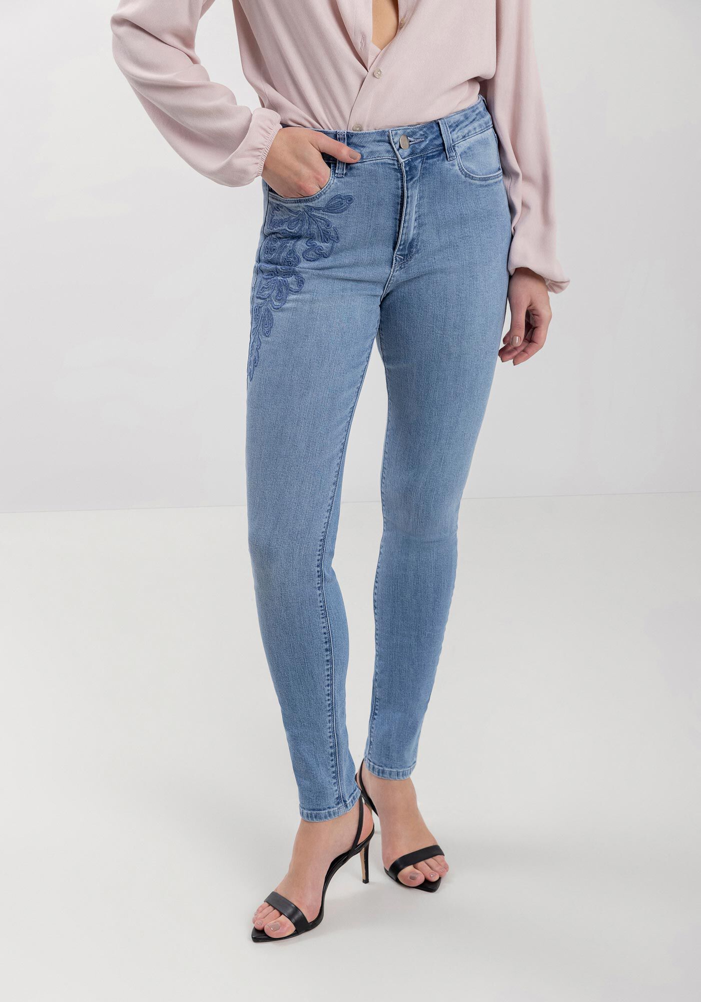 Cal&ccedil;a Jeans Skinny Com Cintura Alta E Bordado Lateral, , large.