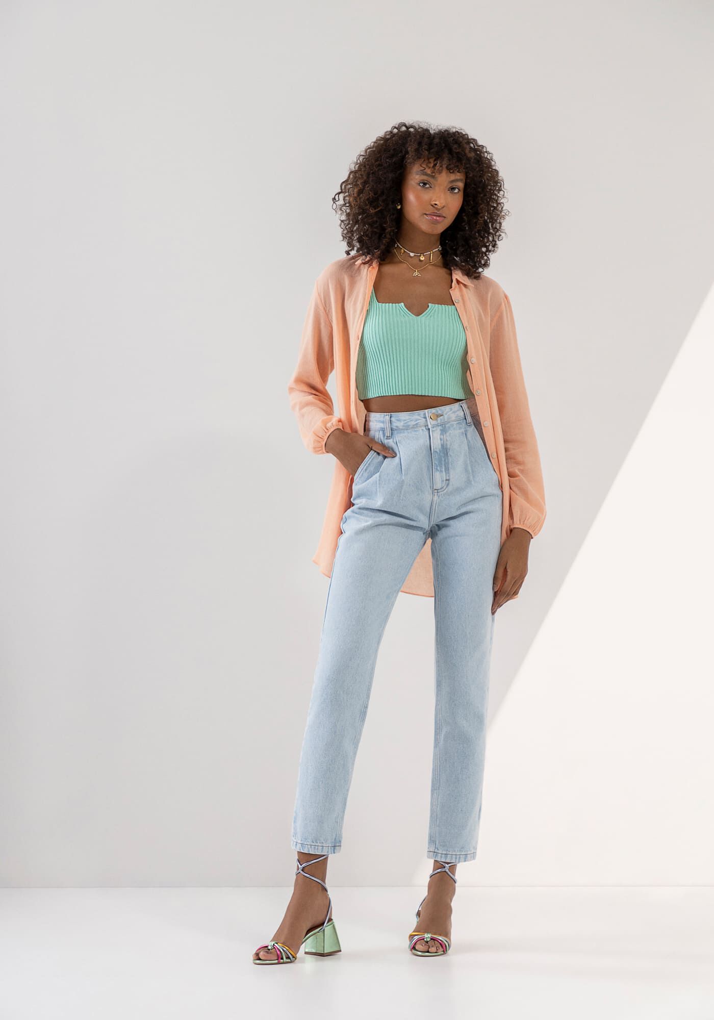 Cal a Jeans Mom Super Alta Cropped com Pregas Lez a Lez