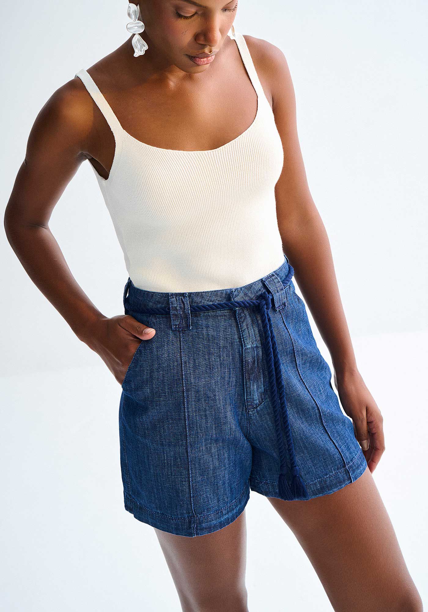 Shorts Jeans Mom Cintura Alta Alfaiataria com Cinto, JEANS, large.