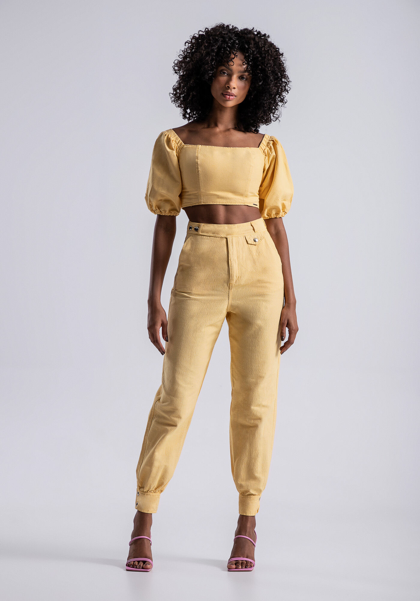Cal&ccedil;a Sarja Slouchy Cropped com Detalhe C&oacute;s, AMARELO LIMONADA, large.