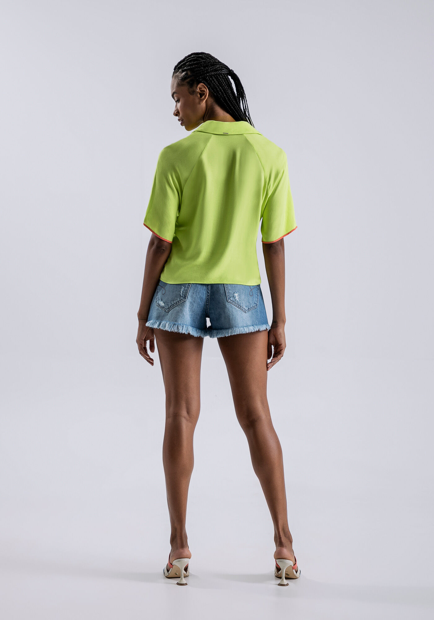 Camisa Manga Curta Crepe com Filete Contraste, VERDE NINFA, large.