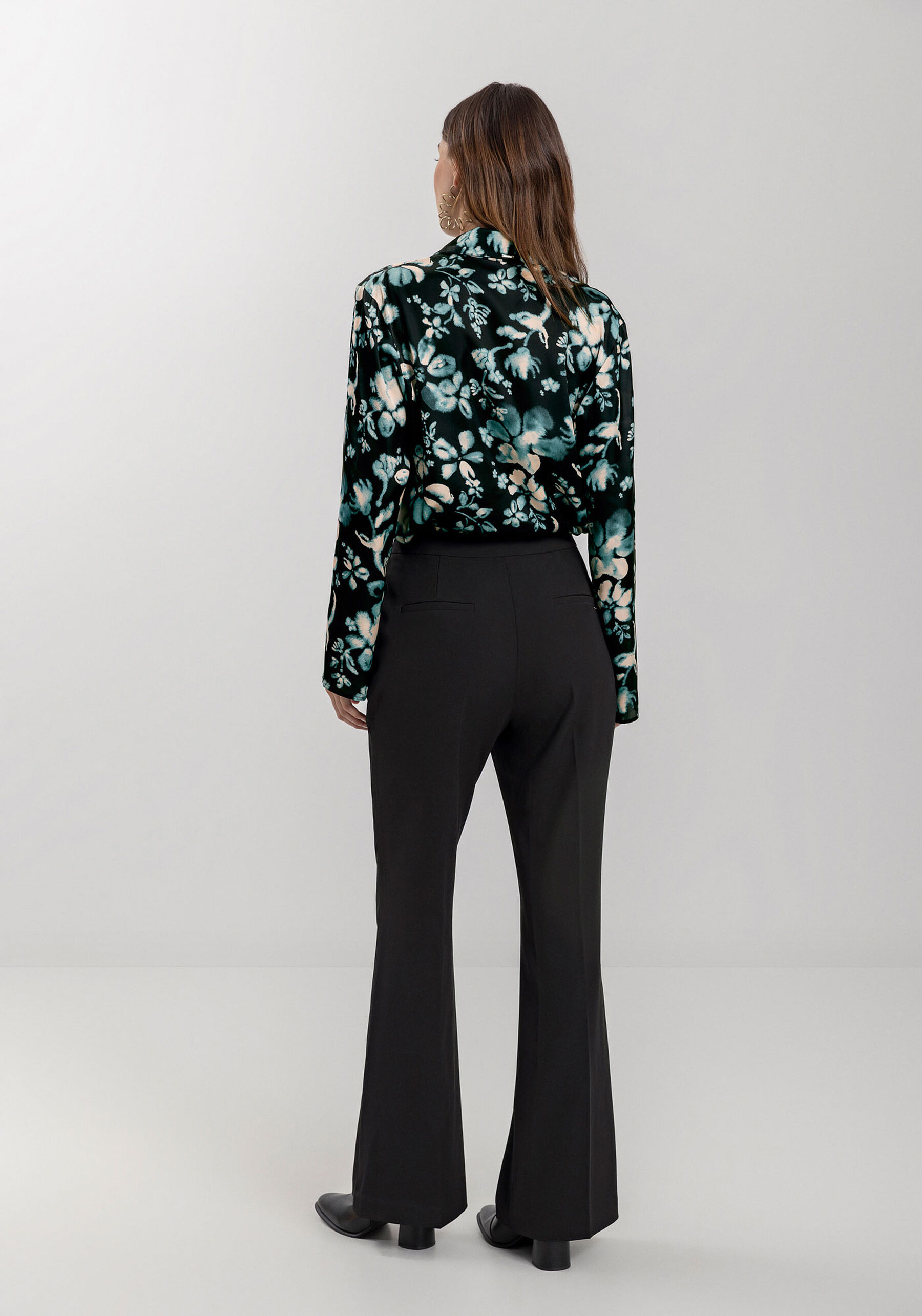 Calça Flare Em Alfaiataria Com Bolsos E Cintura Média, . Calça Flare Em Alfaiataria Com Bolsos E Cintura Média, , large.