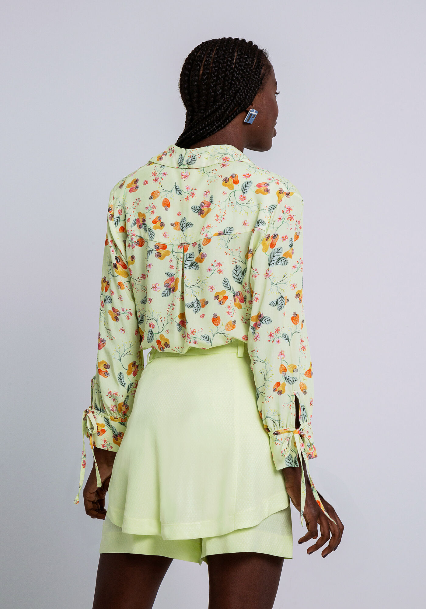 Shorts Saia Viscose com Bot&otilde;es, AMARELO OSTRA, large.