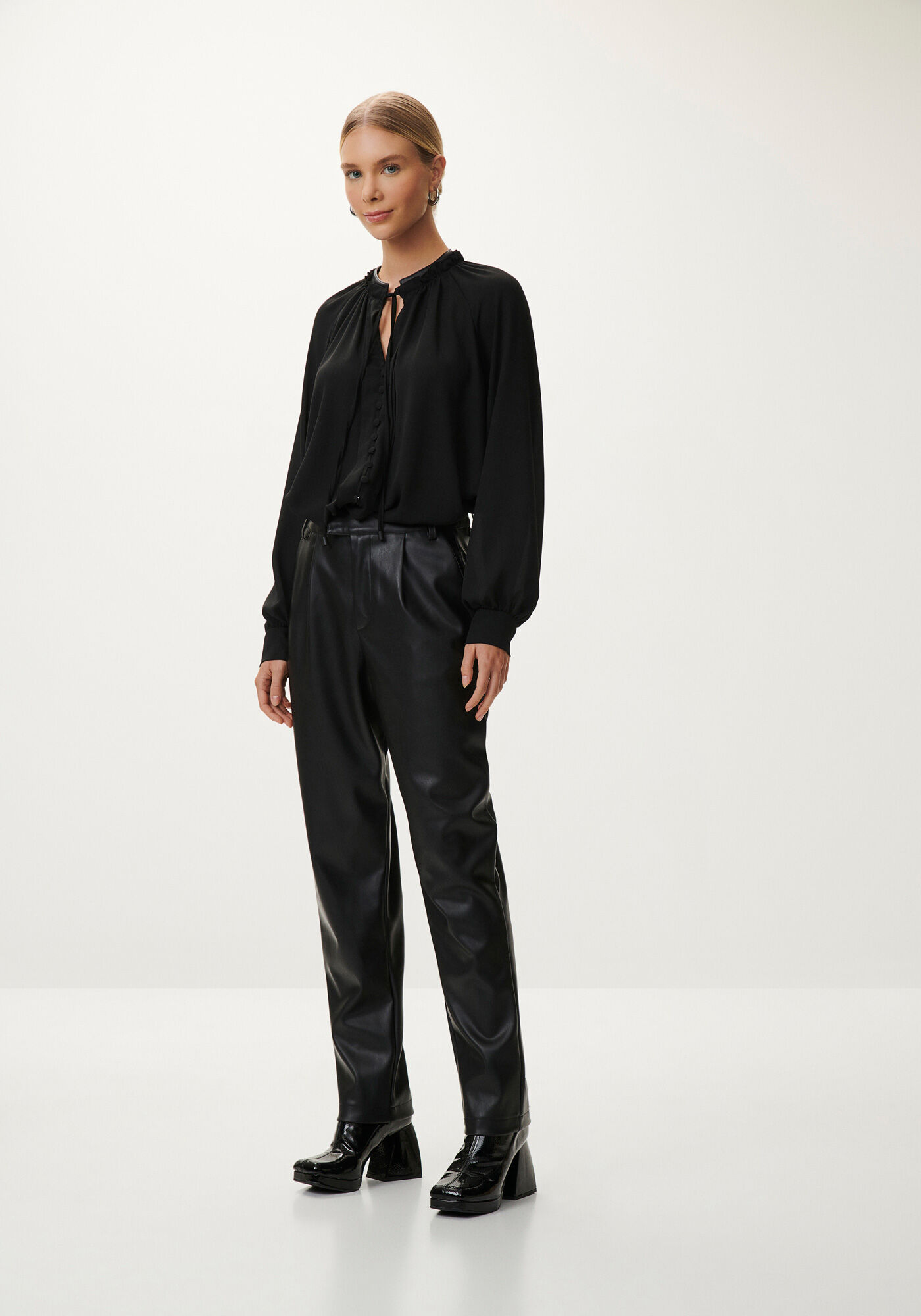 Blusa Manga Longa Ampla em Crepe com Gola PU, , large.