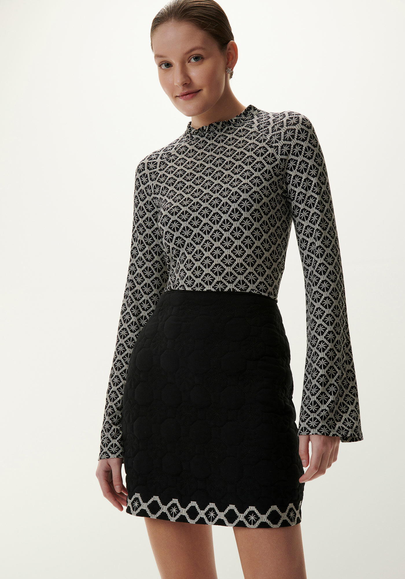 Saia Curta em Tecido Matelass&ecirc; com Bordado, PRETO REATIVO, large.