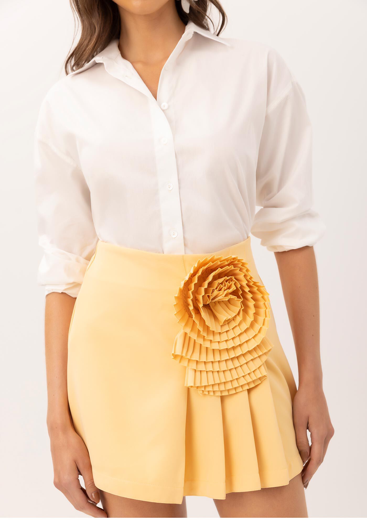 Saia Curta Cintura Alta com Aplica&ccedil;&atilde;o Flor Plissada, , large.