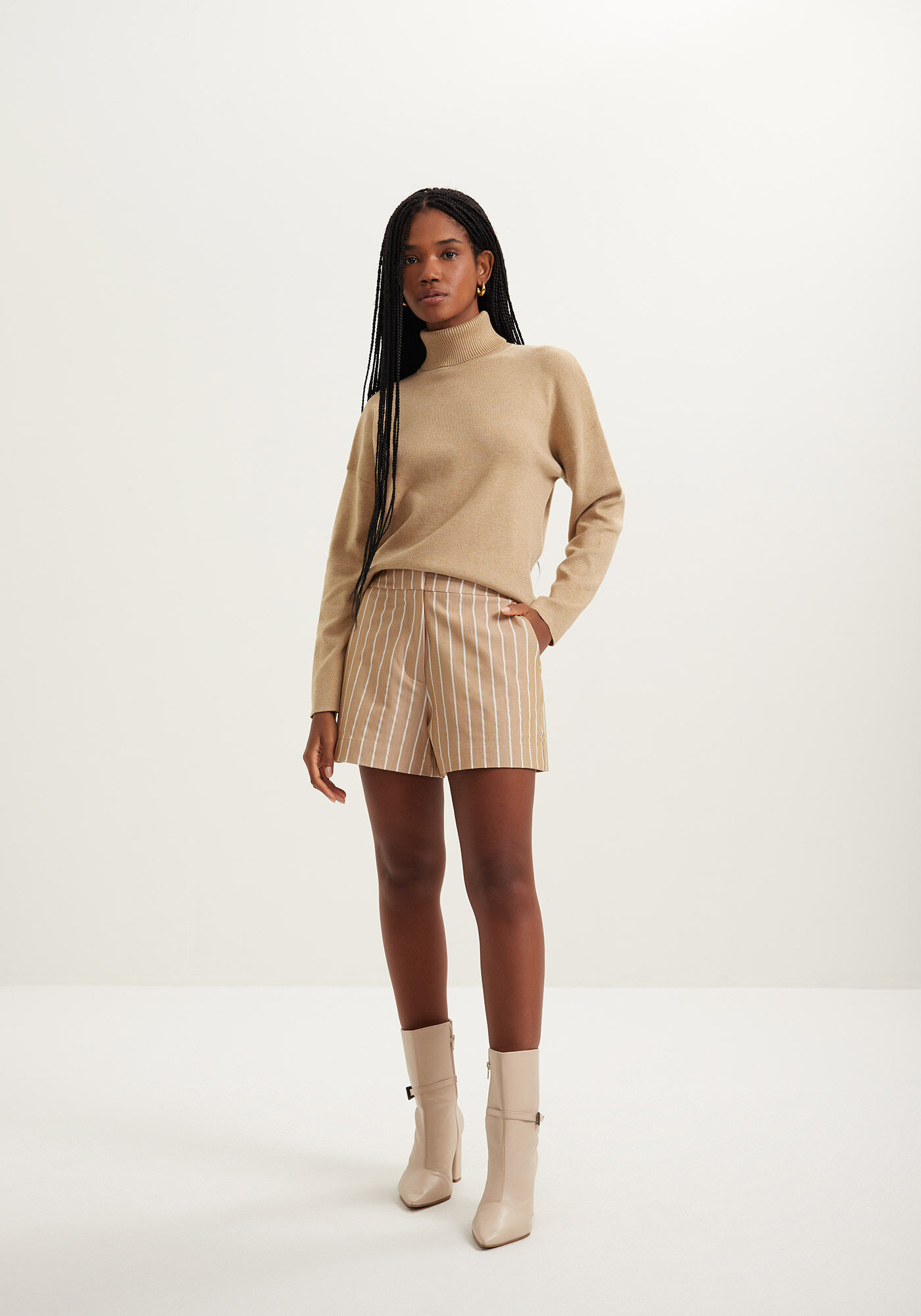 Shorts Curto De Cintura Alta Em Alfaiataria Risca De Giz, BEGE CENTURY, large.