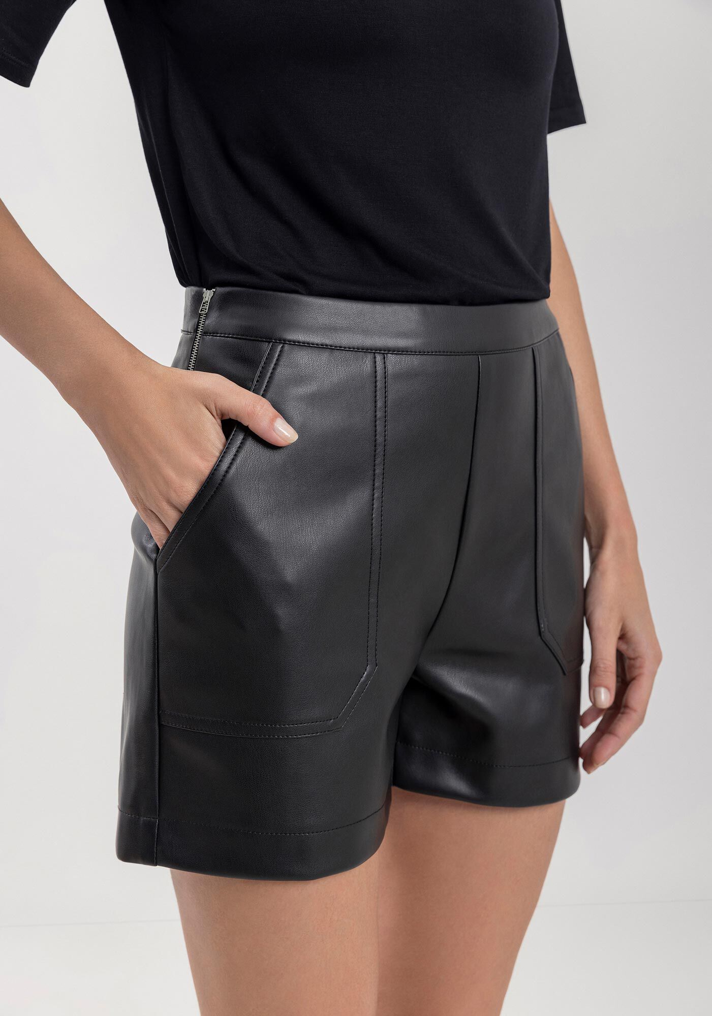 Shorts Curto Em Pu Com Bolsos Frontais E Cintura M&eacute;dia, PRETO REATIVO, large.