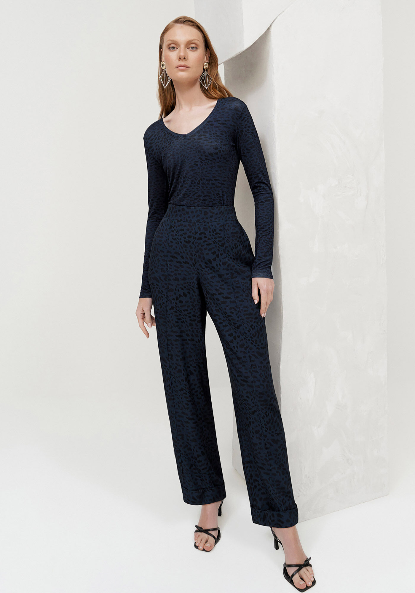 Blusa Manga Longa em Malha Viscose com Decote V, , large.