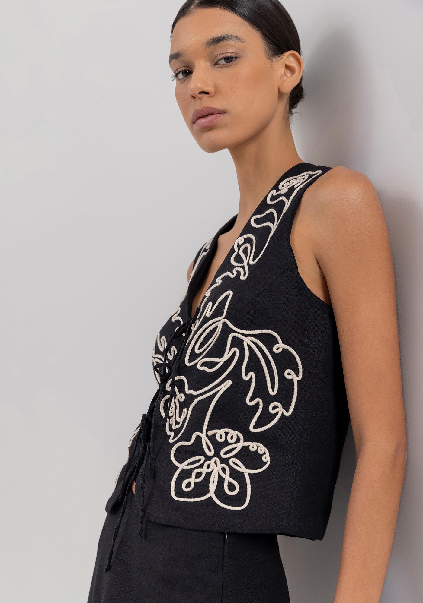 Colete Bordado Com Decote Em V E Amarra&ccedil;&otilde;es Frontais, PRETO, large.