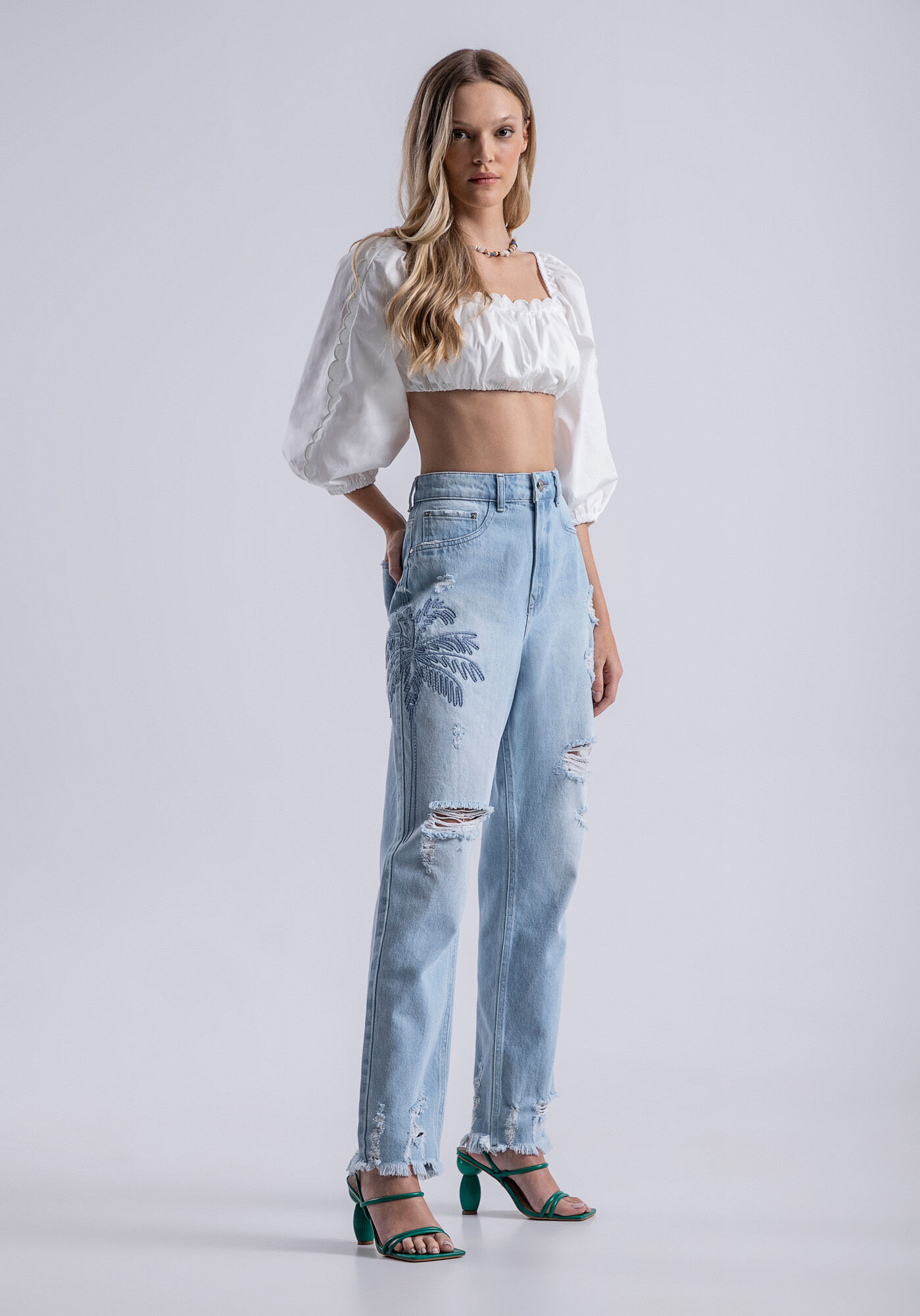 Cal a Jeans Mom Destroyed com Bordado Lez a Lez