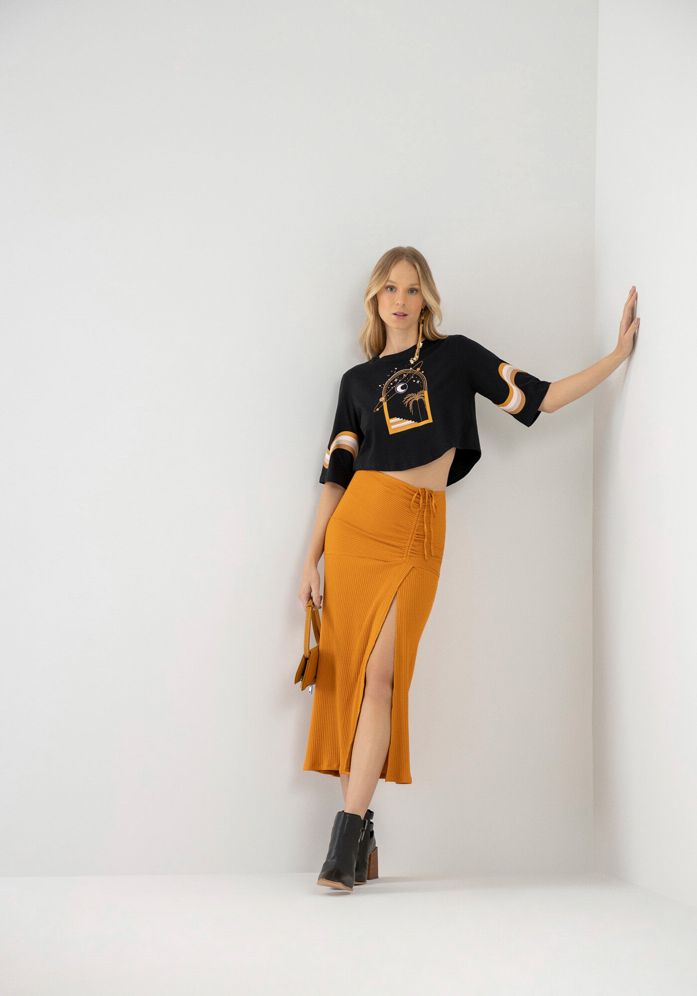 T-shirt Oversized Cropped Estampada com P&eacute;rolas, PRETO REATIVO, large.