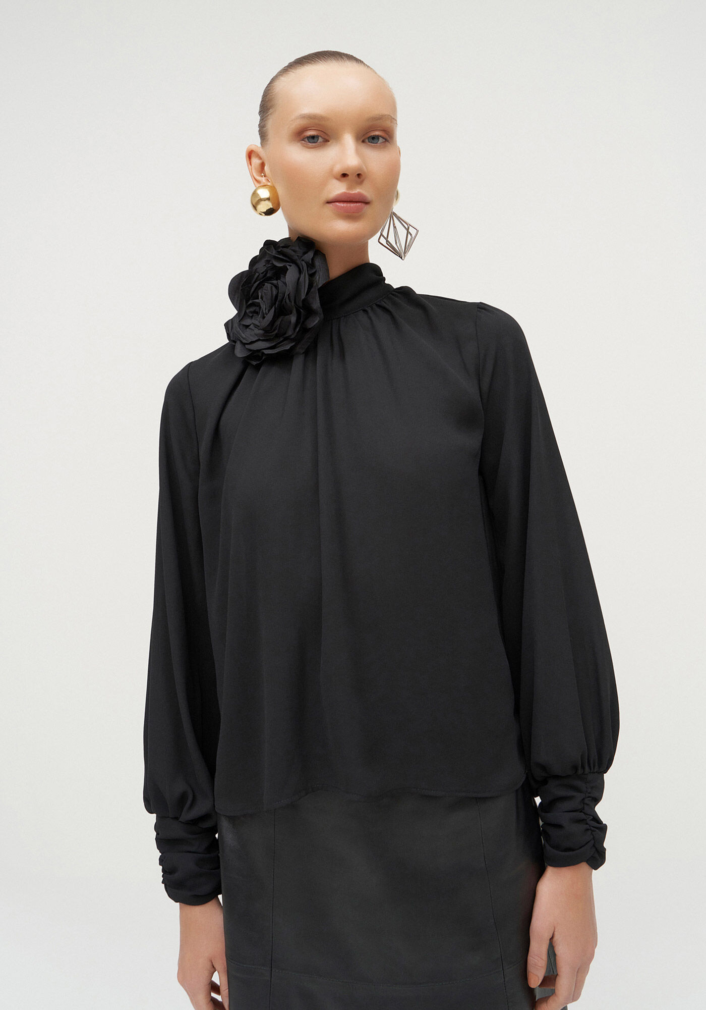 Blusa Manga Longa em Crepe com Gola Alta Franzida, , large.