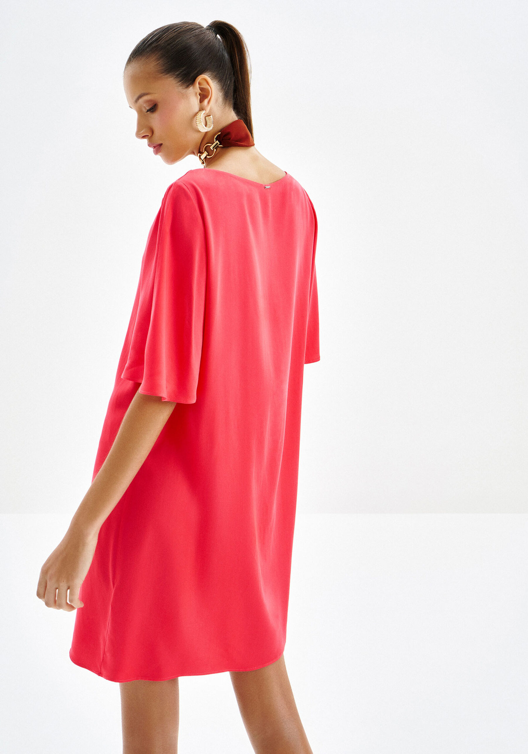 Vestido Curto Reto com Manga Curta, SALMAO FIREWORKS. Vestido Curto Reto com Manga Curta, SALMAO FIREWORKS, large.