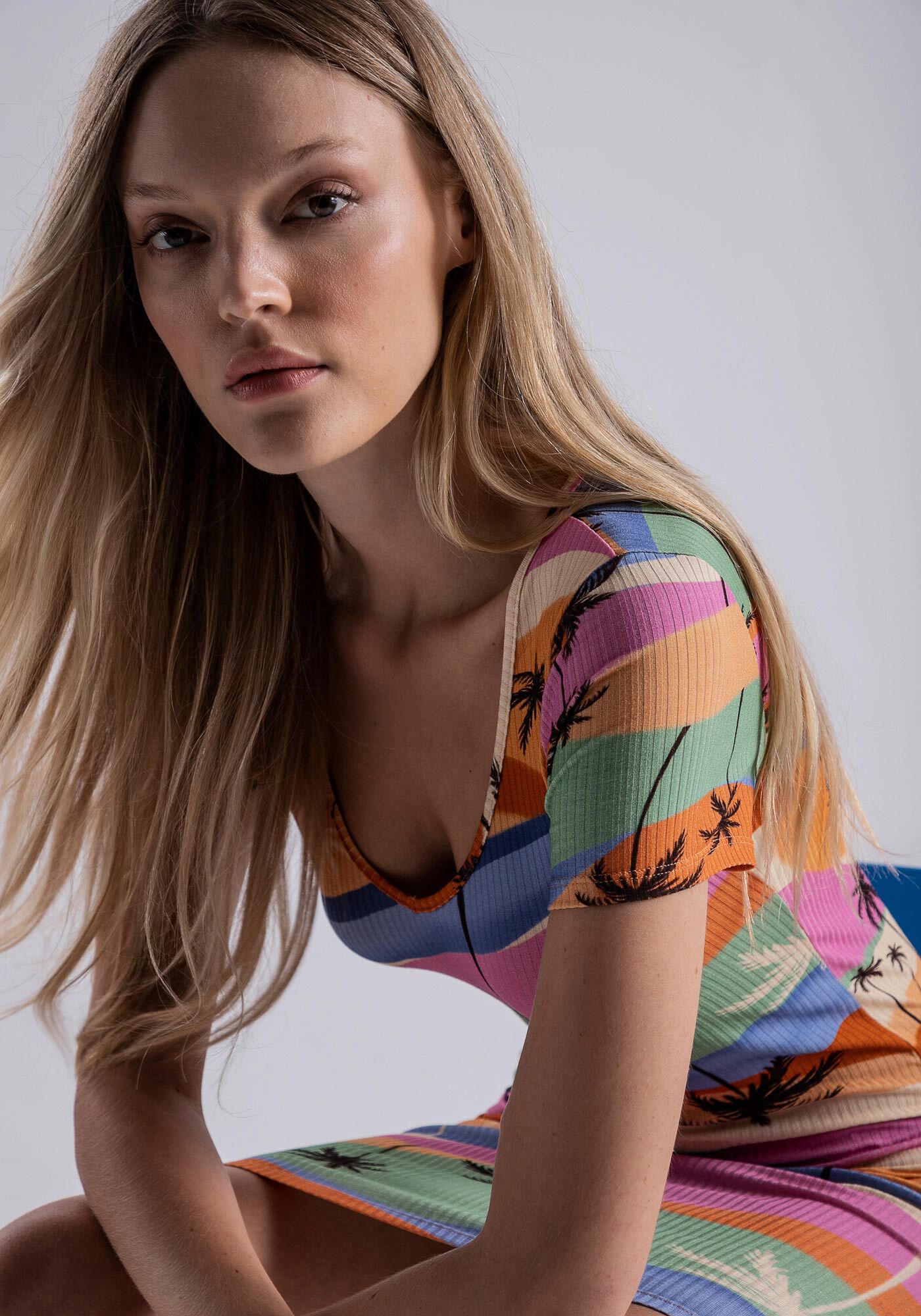 Vestido Curto Canelado com Decote V, , large.