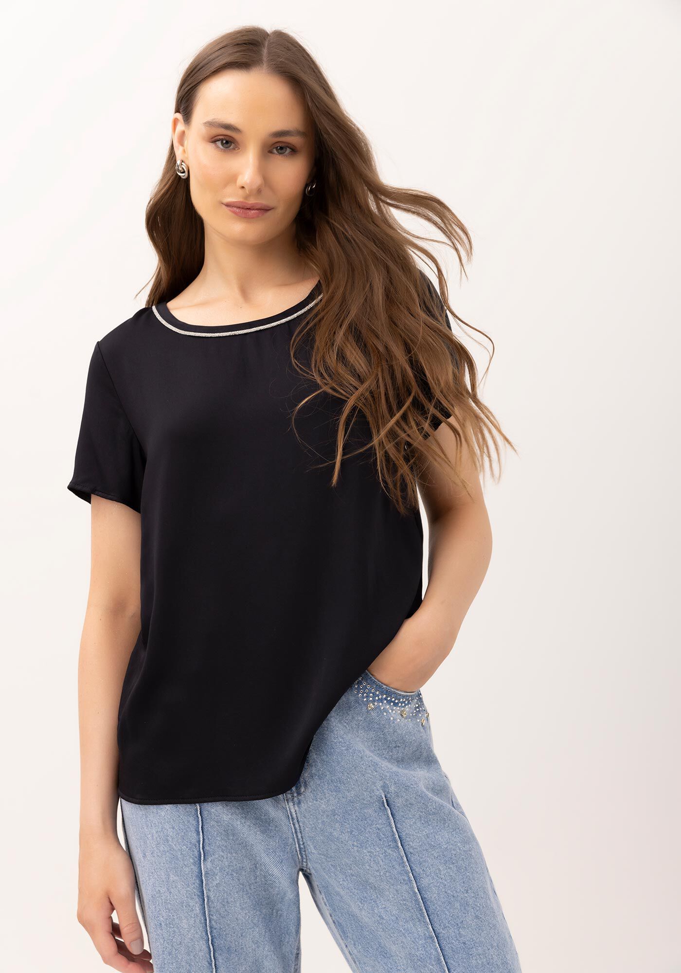 Blusa Manga Curta em Tecido Plano com Strass Decote, , large.