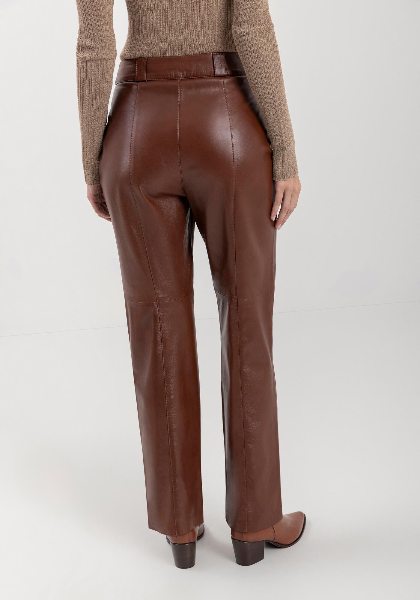 Cal&ccedil;a Reta De Couro Com Cintura M&eacute;dia E Bot&otilde;es Forrados, , large.