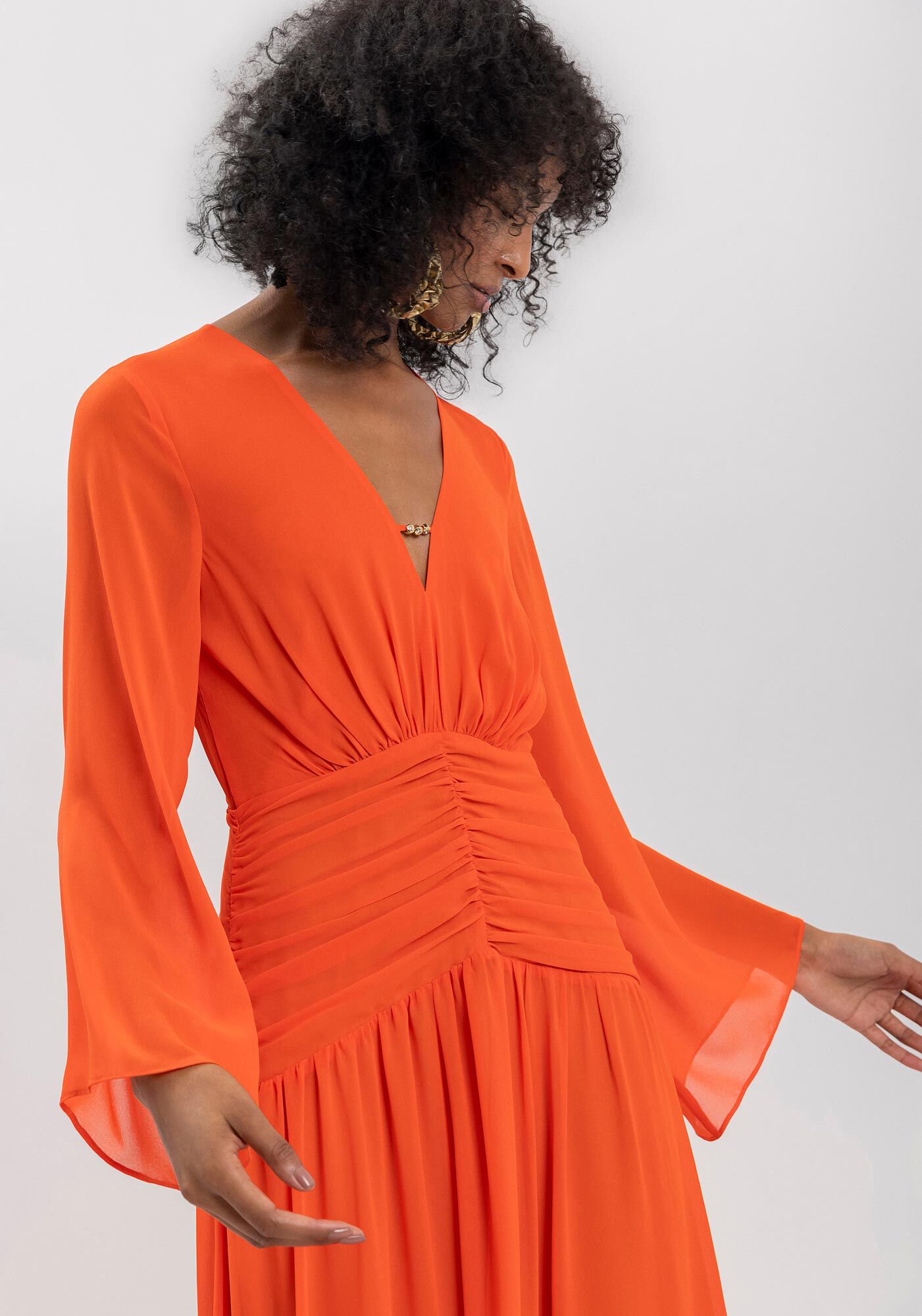 Vestido Longo Franzido Com Mangas Fluidas E Decote Em V, , large.