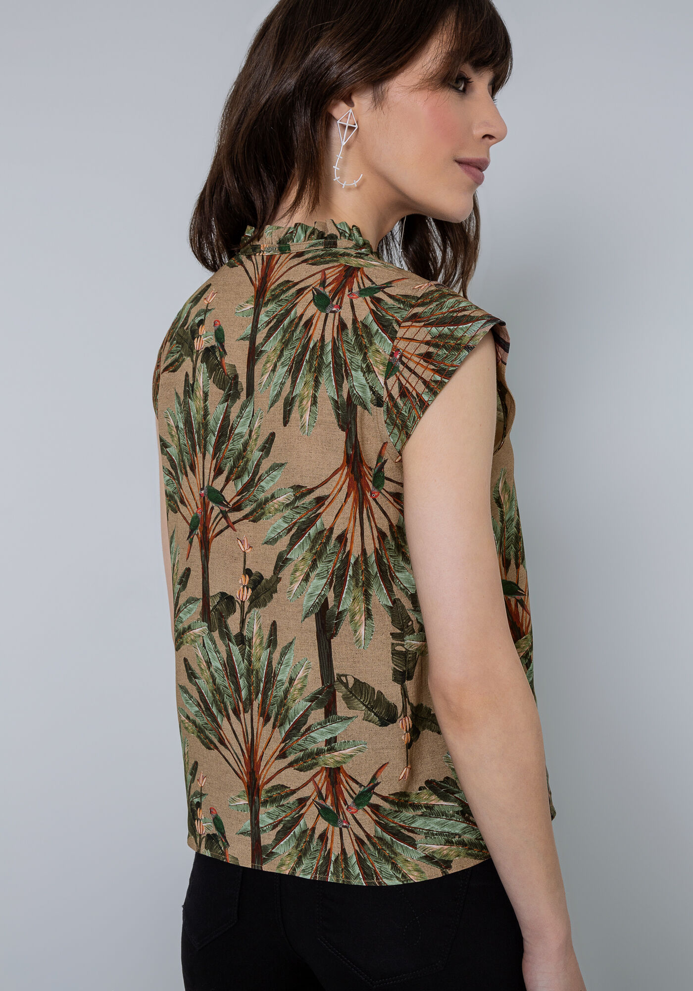 Blusa Estampada em Viscose com Bot&otilde;es e Cinto, , large.