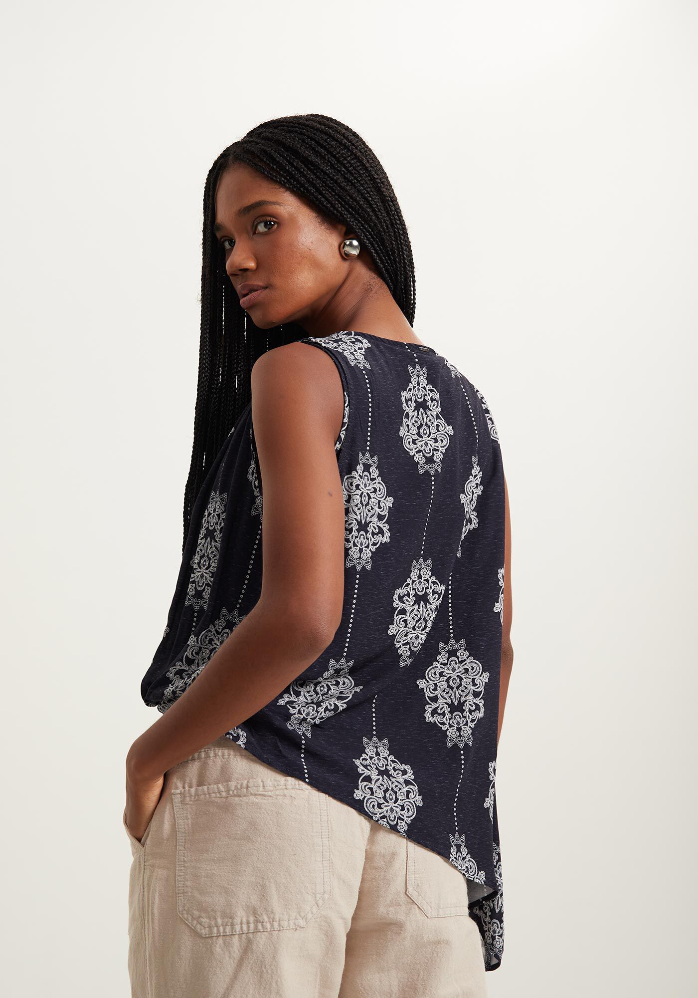 Blusa Estampada Sem Mangas Com Modelagem Assim&eacute;trica, , large.