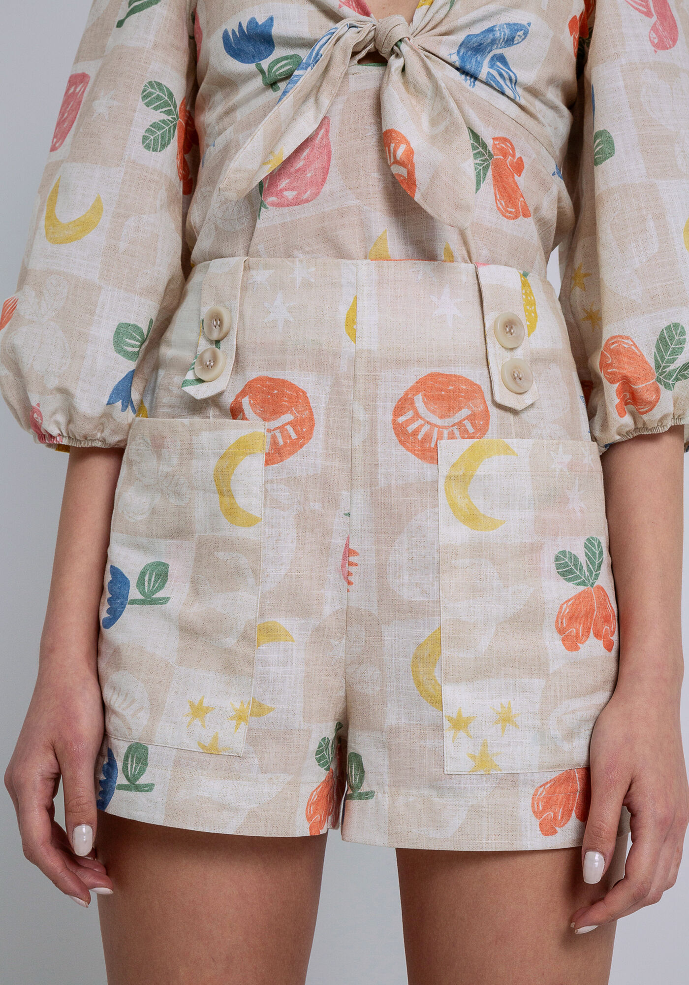 Shorts Estampado em Tecido com Detalhe Bot&otilde;es, , large.