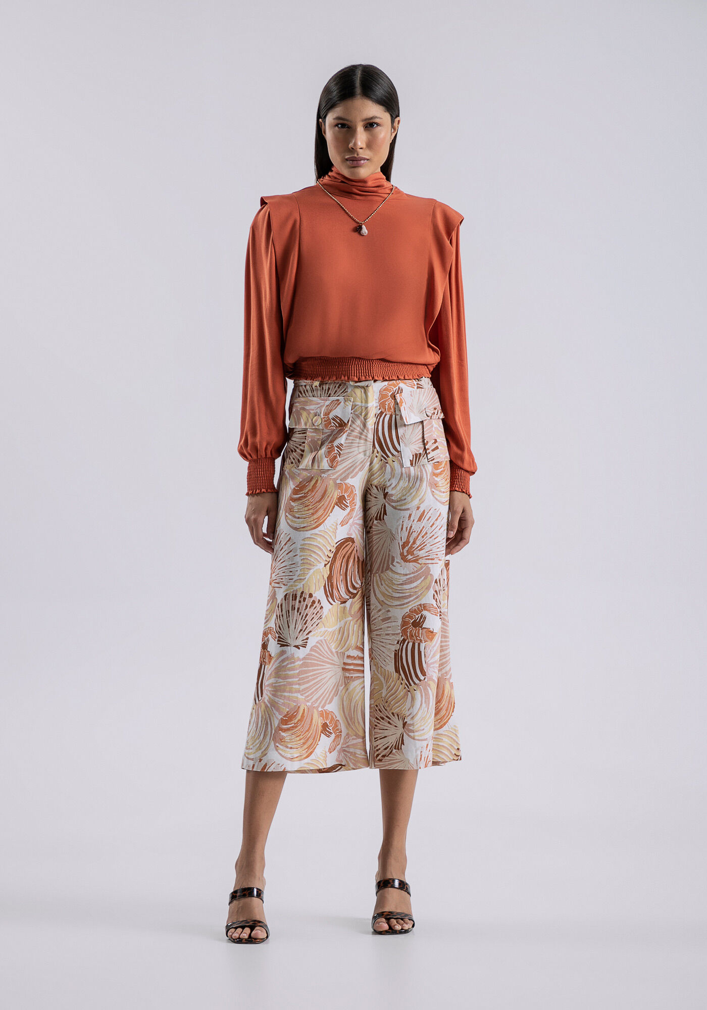 Blusa Gola Alta em Crepe com Recorte Ombreira, , large.