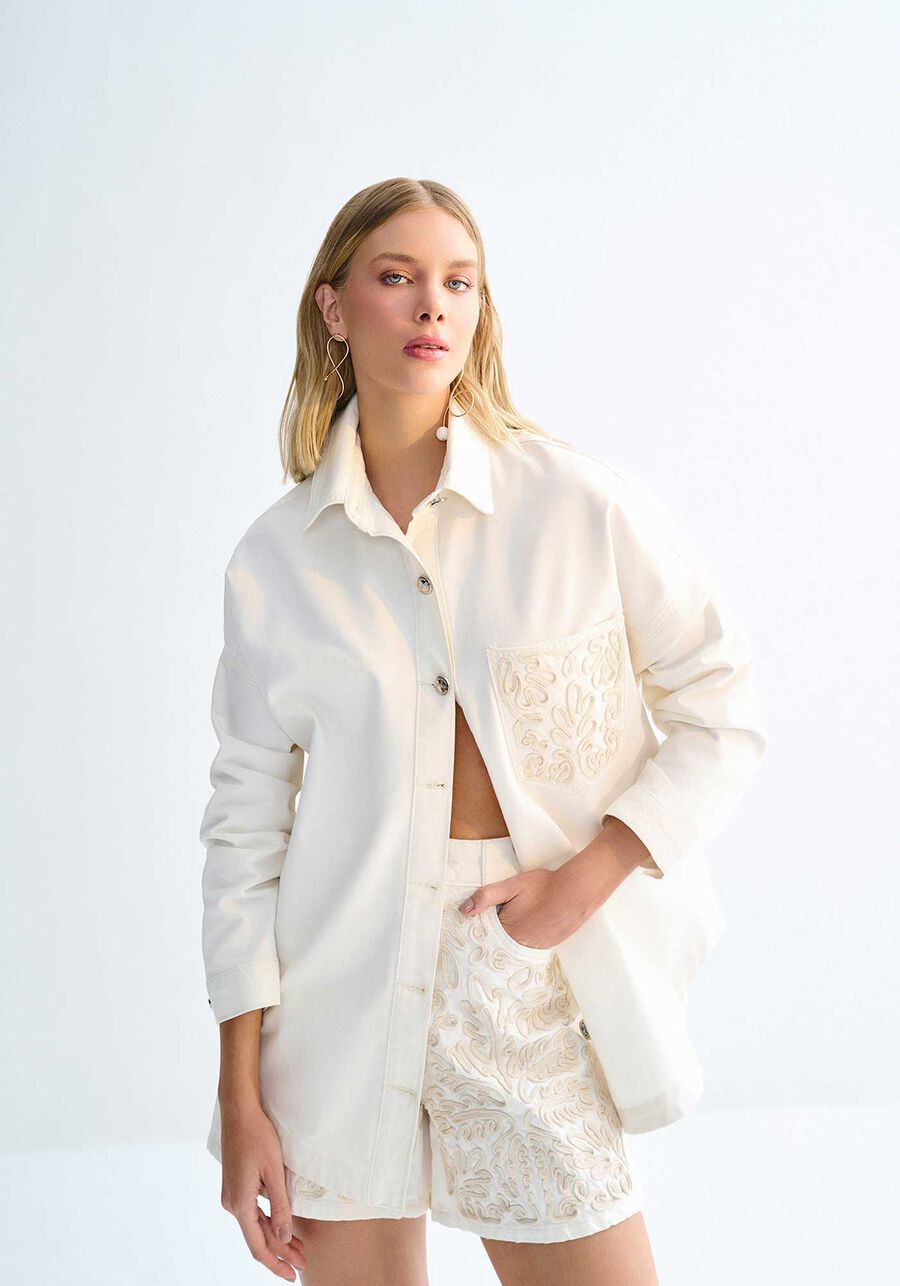 Jaqueta Sarja Alongada com Bolso Bordado, OFF WHITE. Jaqueta Sarja Alongada com Bolso Bordado, OFF WHITE, large.