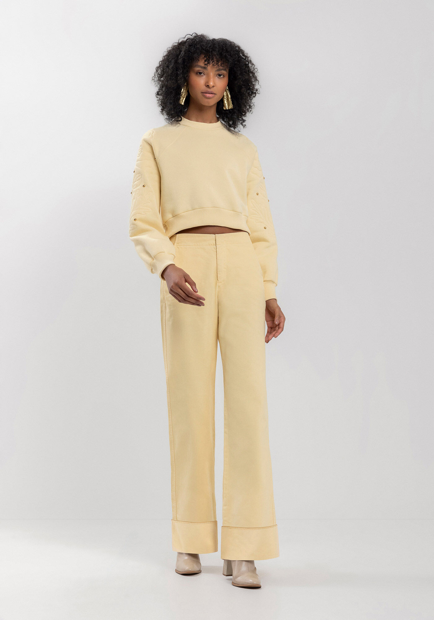 Blus&atilde;o Cropped Em Moletom Com Mangas Bordadas, , large.