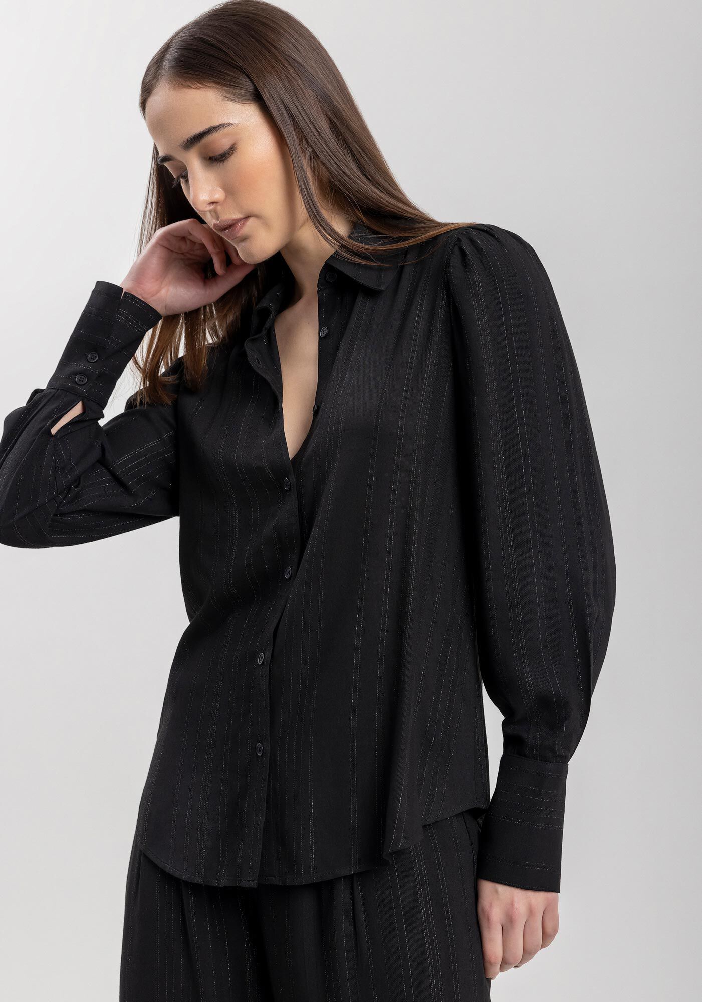 Camisa Alongada De Mangas Amplas Com Bot&otilde;es Em Viscose, , large.