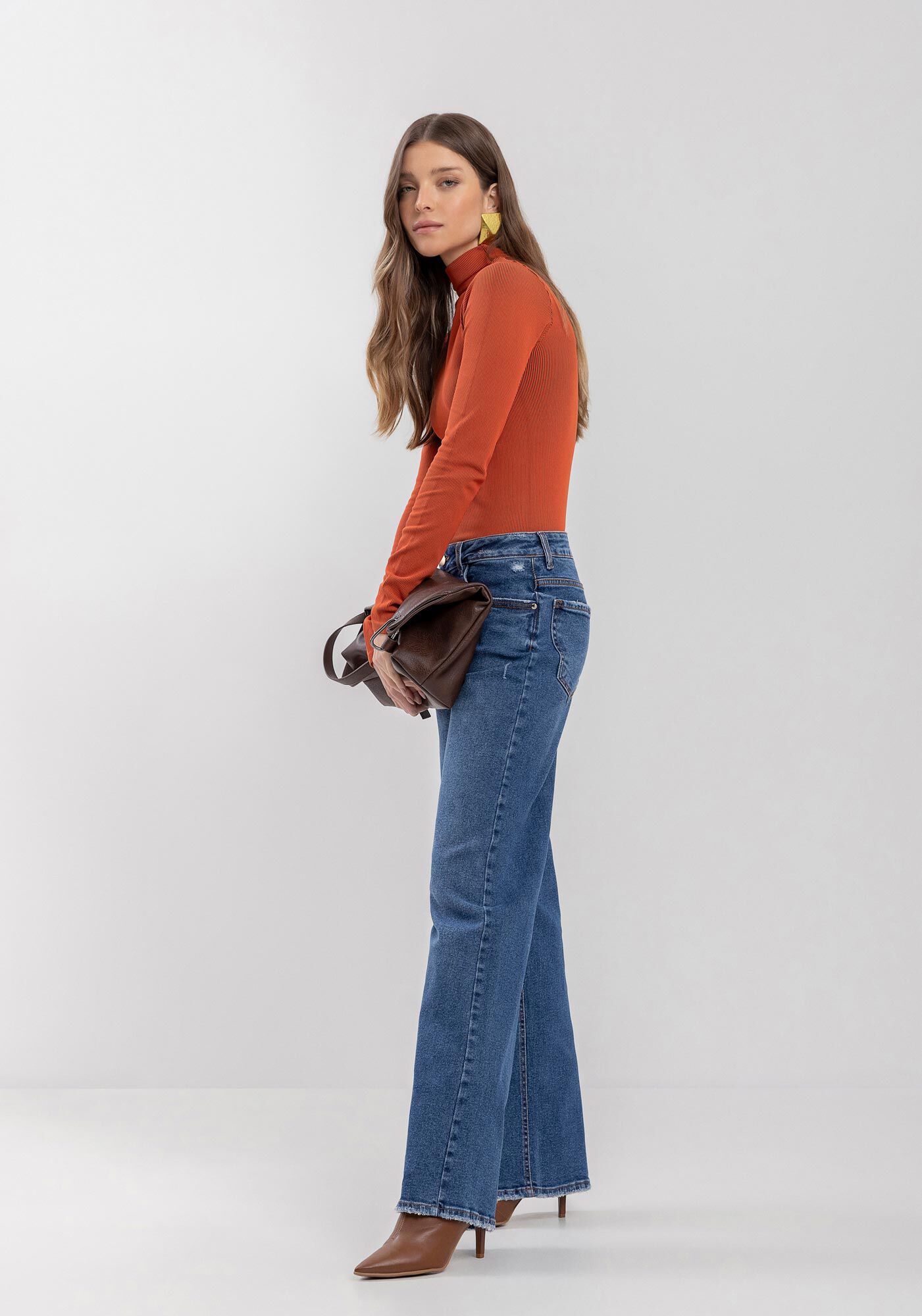 Cal&ccedil;a Jeans Wide Leg Com Cintura Alta E Pu&iacute;dos Na Barra, , large.