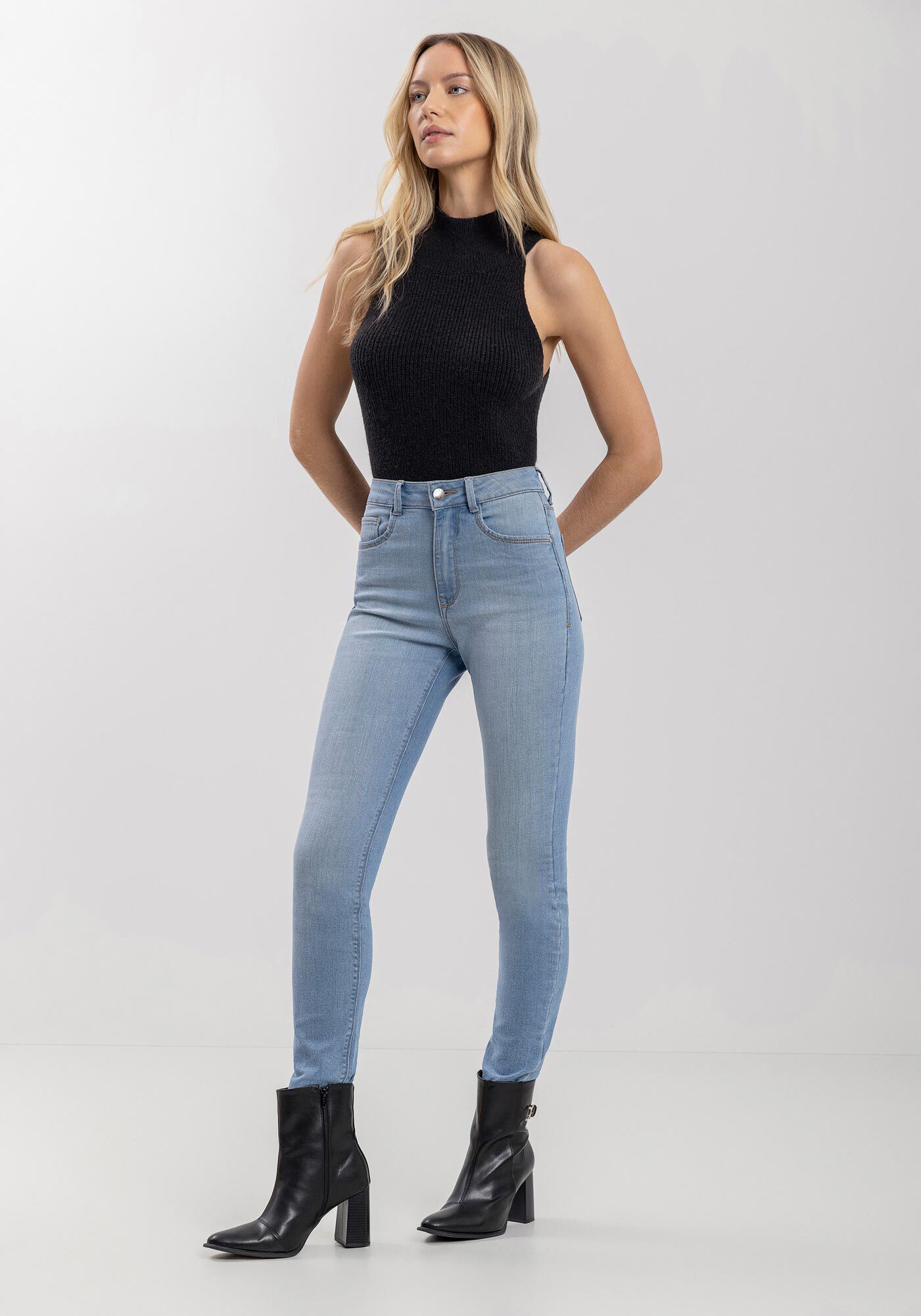 Cal&ccedil;a Jeans Skinny Com Bolsos E Costura Pespontada, JEANS, large.