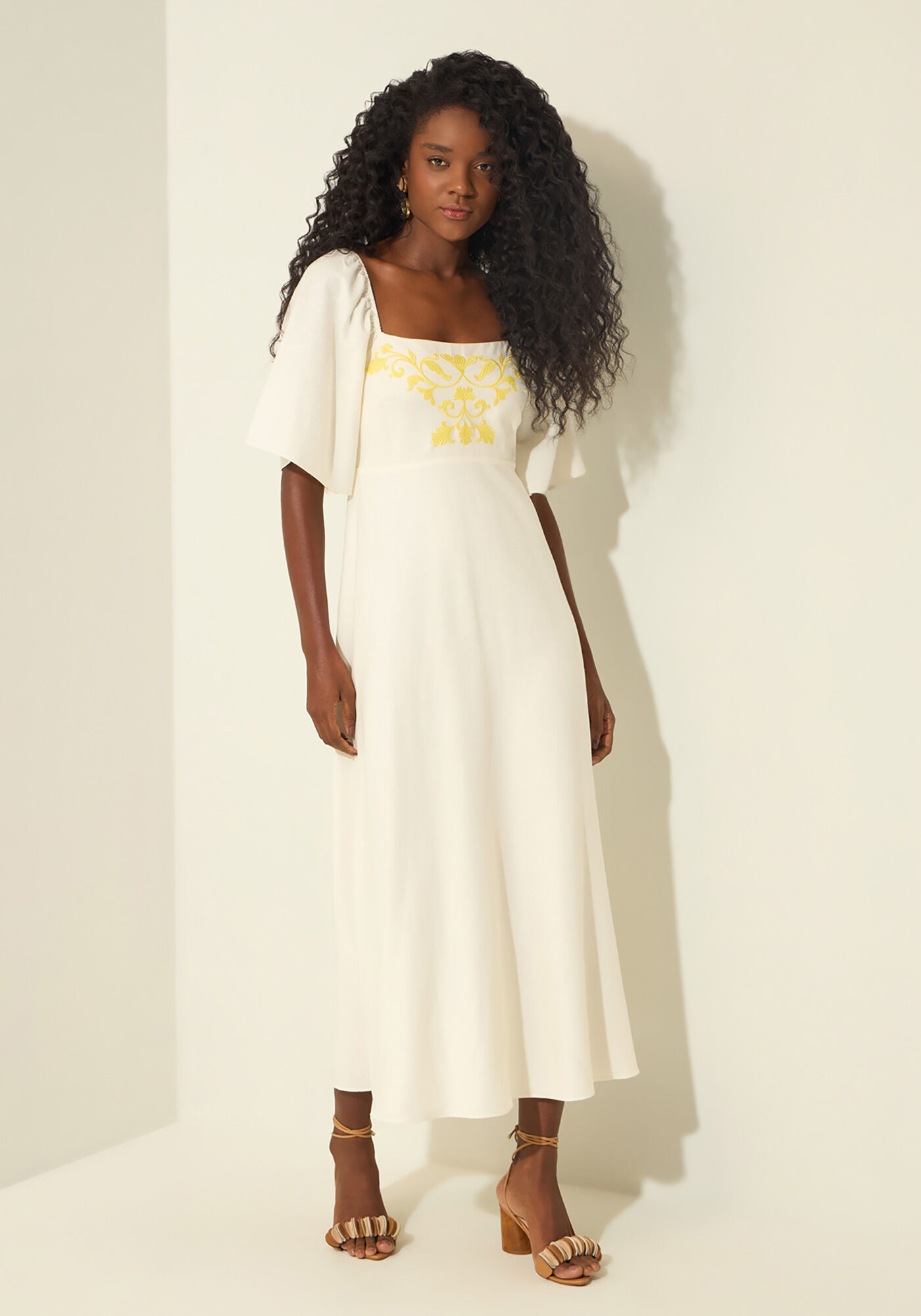 Vestido Ch&aacute; De Mangas Curtas Com Bordado E Linho, BRANCO OFF WHITE, large.