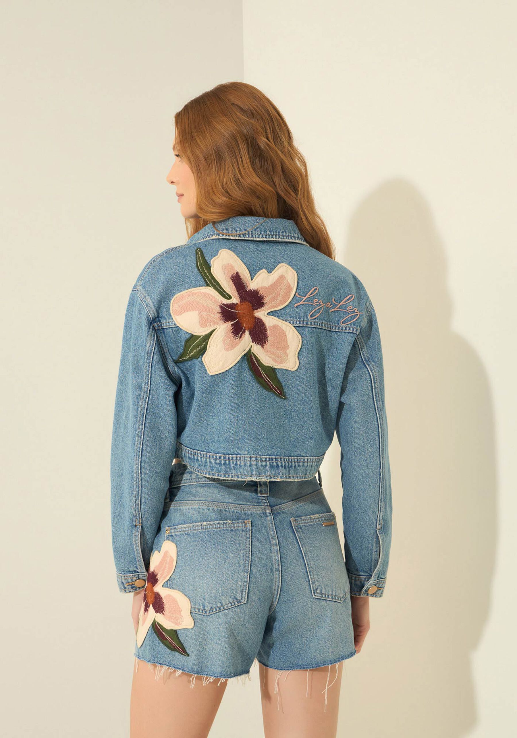 Shorts Jeans Boyfriend Com Cintura Média E Patch, JEANS. Shorts Jeans Boyfriend Com Cintura Média E Patch, JEANS, large.