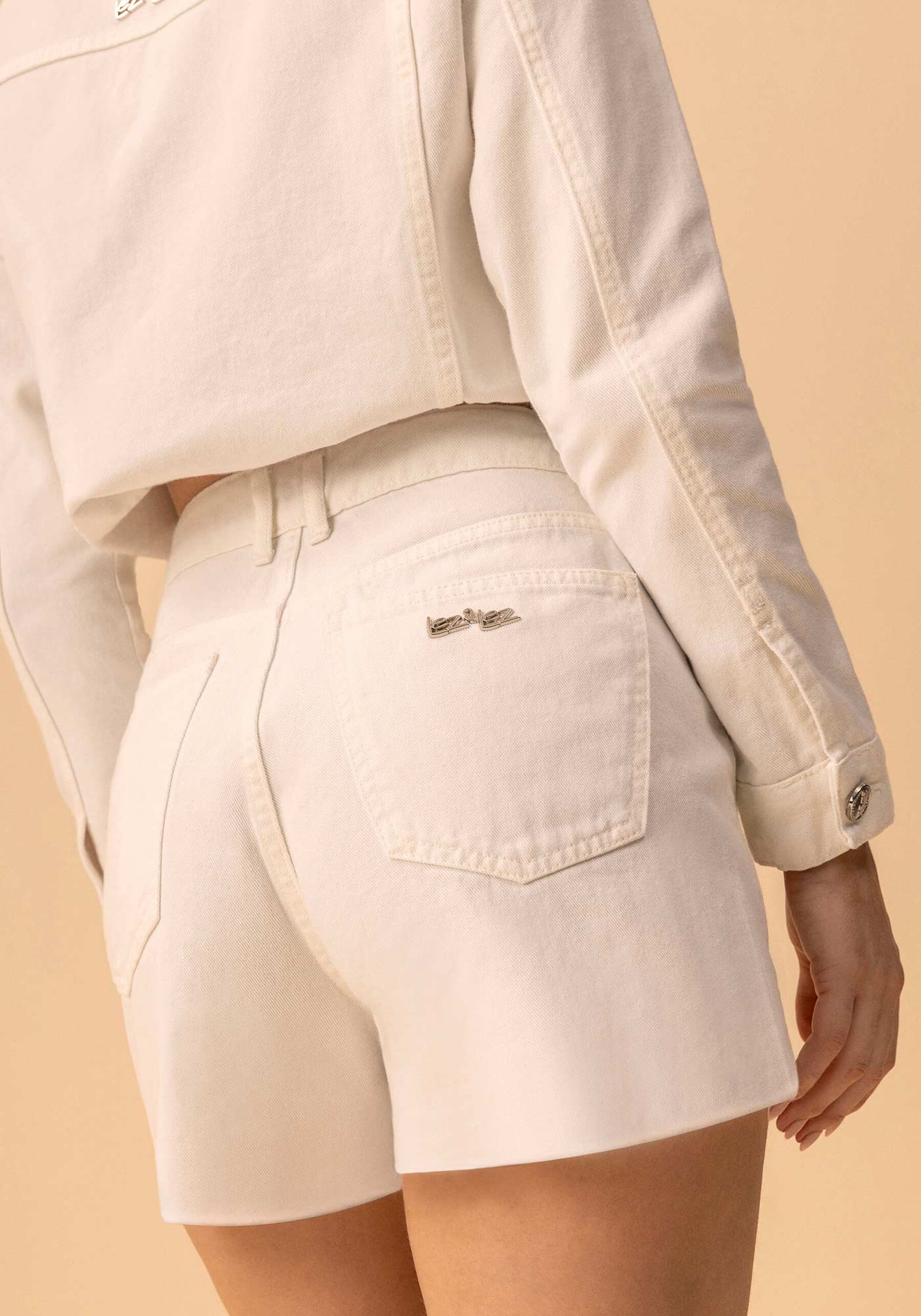 Shorts Hot Pant Em Sarja Com Cintura Alta E Bordados, OFF WHITE. Shorts Hot Pant Em Sarja Com Cintura Alta E Bordados, OFF WHITE, large.