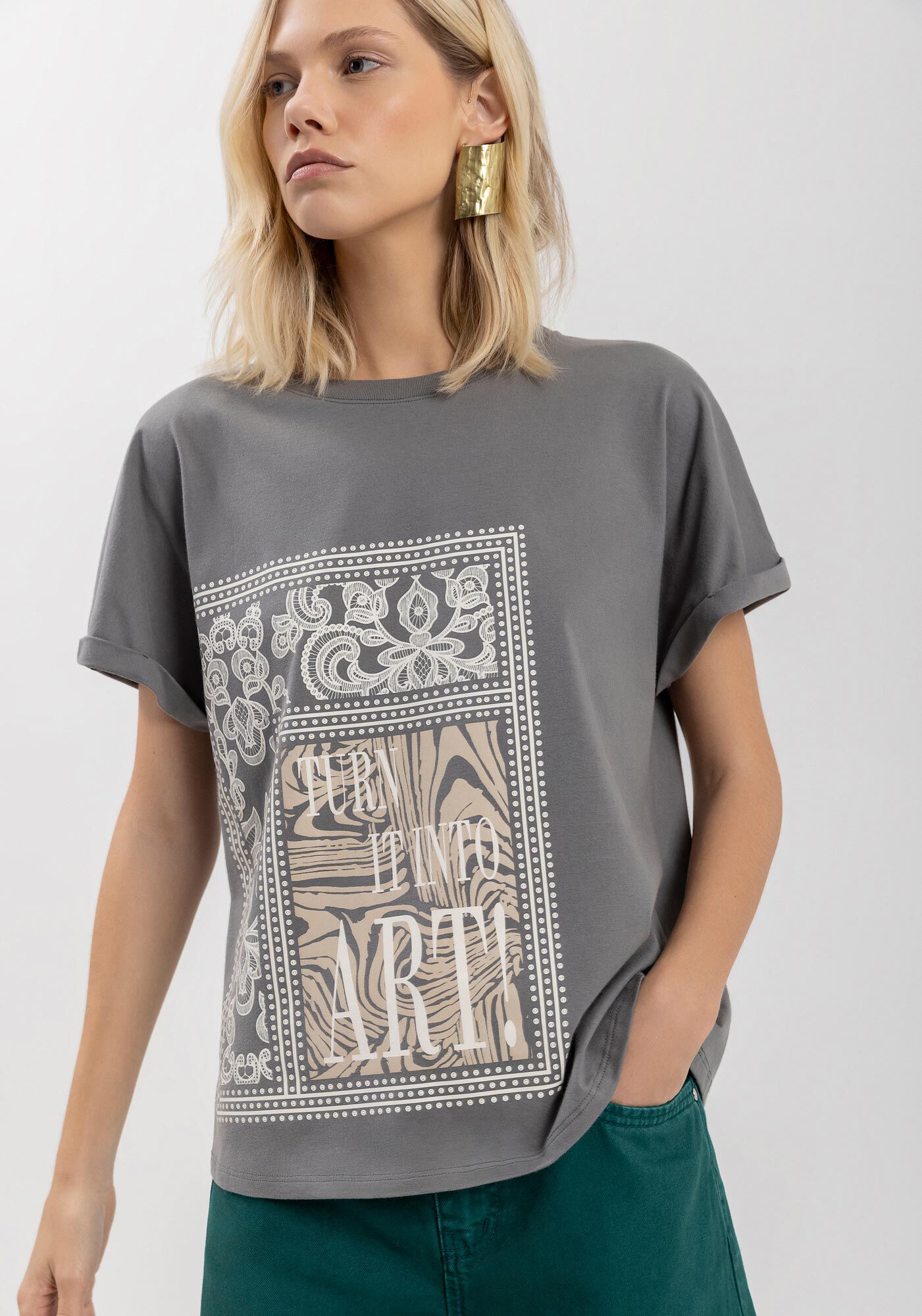 Blusa Com Estampa Frontal E Mangas Dobradas Em Malha Prime, , large.