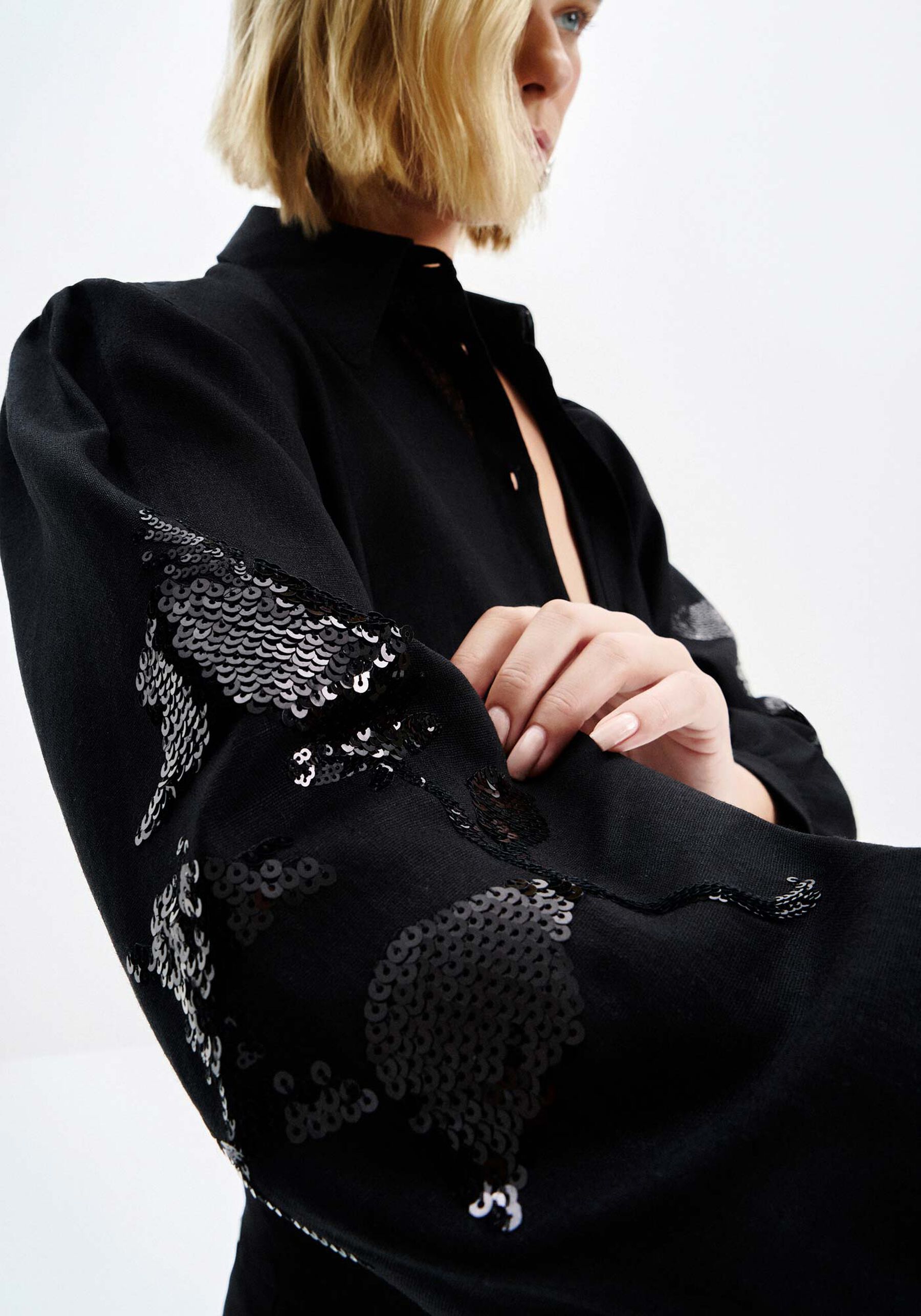 Camisa Manga Bufante em Linho com Bordado Paetês, PRETO REATIVO. Camisa Manga Bufante em Linho com Bordado Paetês, PRETO REATIVO, large.