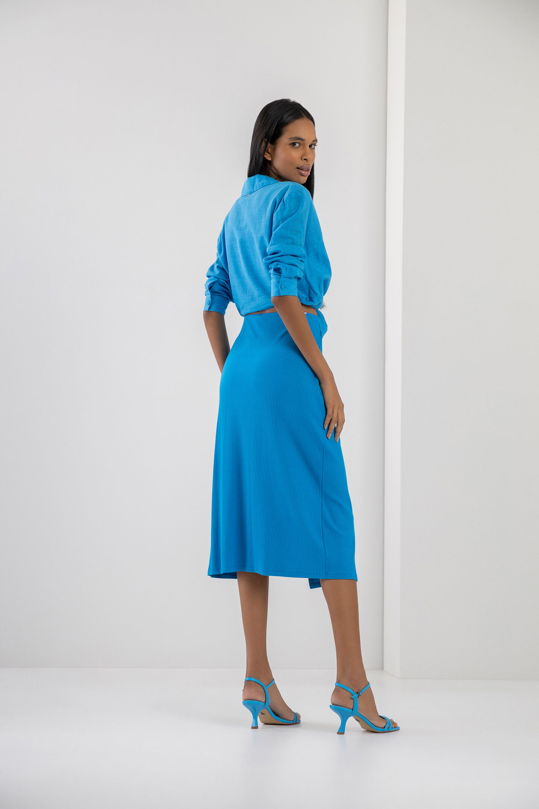 Saia Midi Canelada com Fenda Transpassada, . Saia Midi Canelada com Fenda Transpassada, , large.