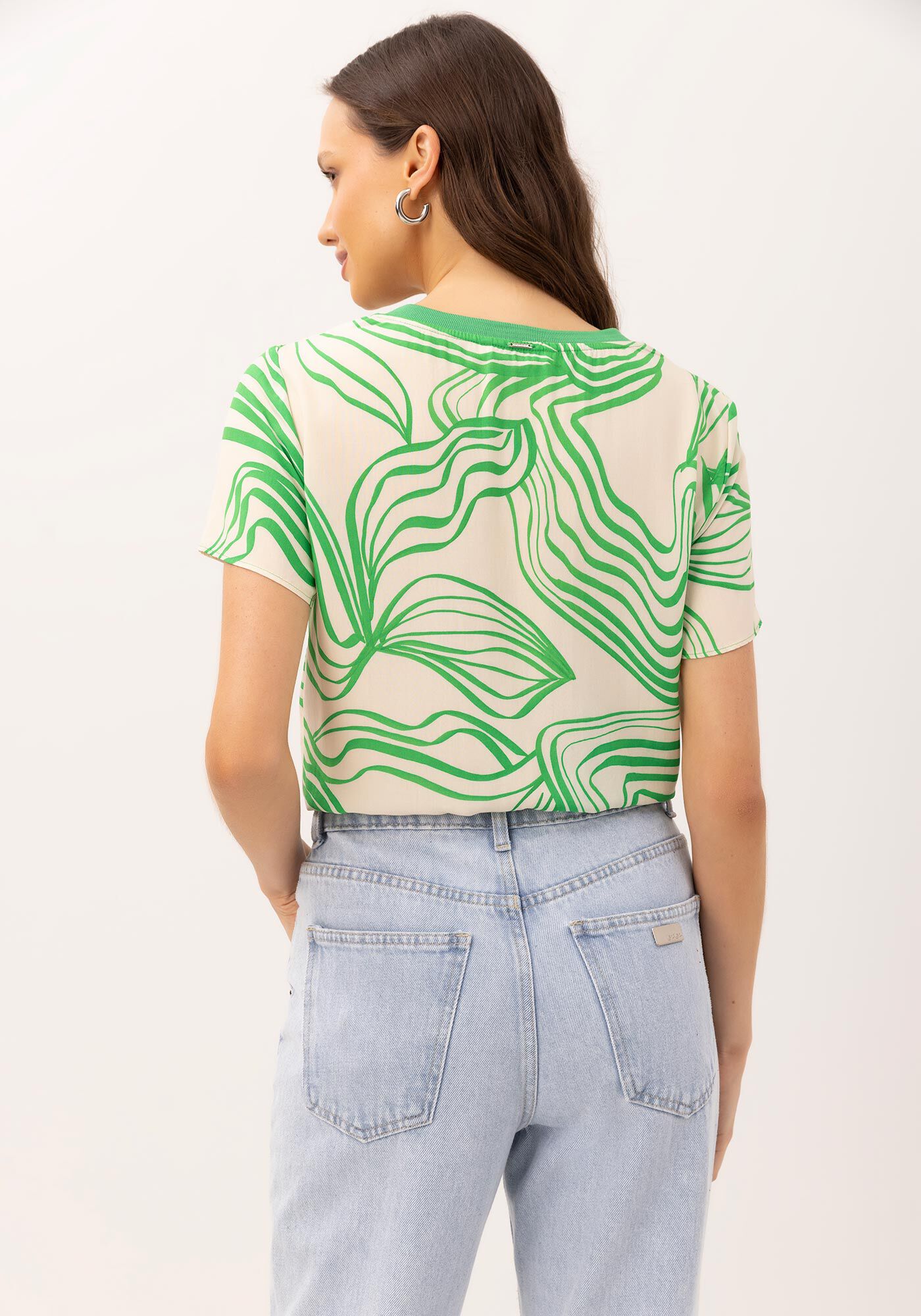 Blusa Estampada em Viscose com Decote V Retil&iacute;nea, , large.