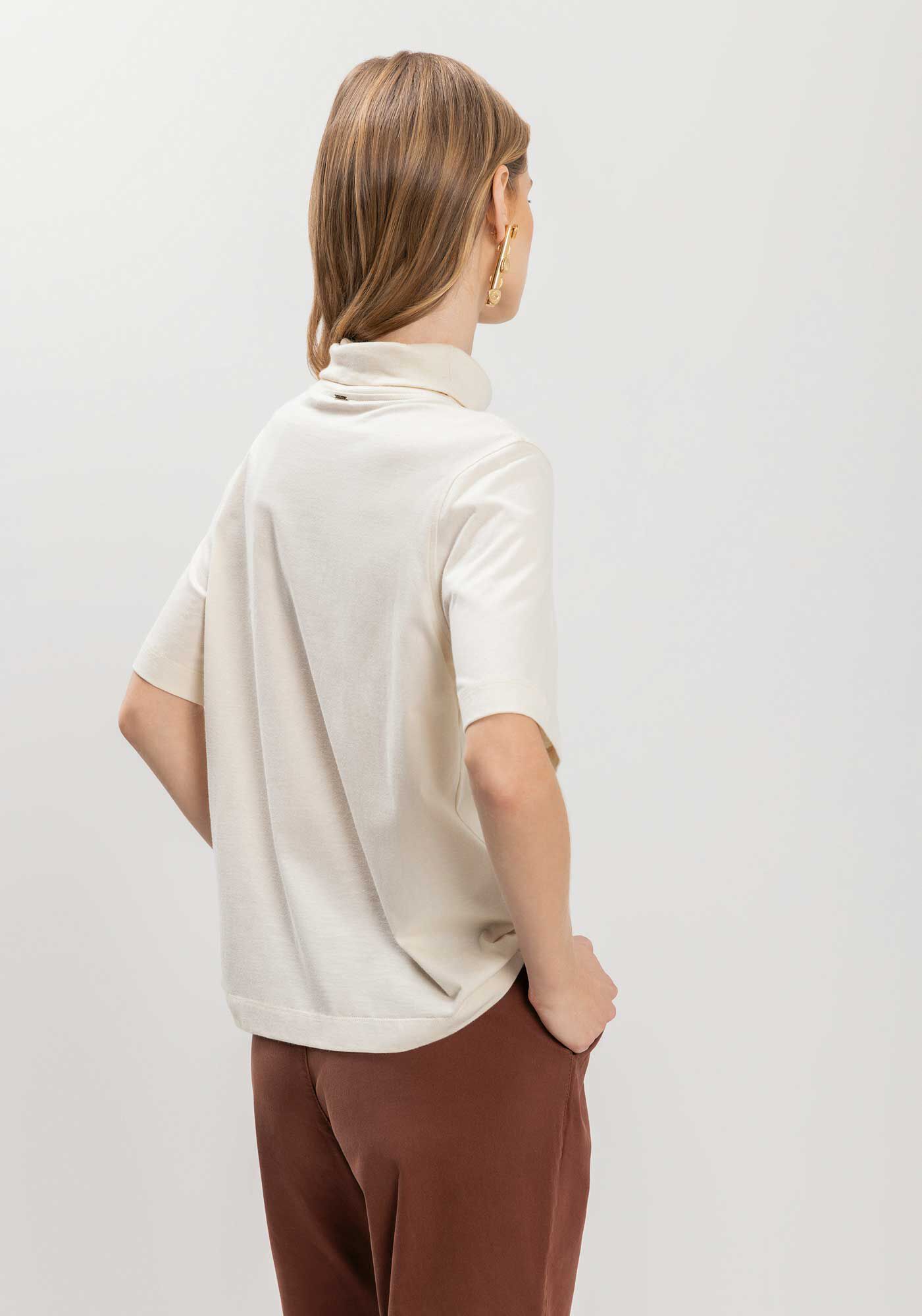 Blusa T-shirt Com Gola Alta Em Malha De Algod&atilde;o Penteado, , large.