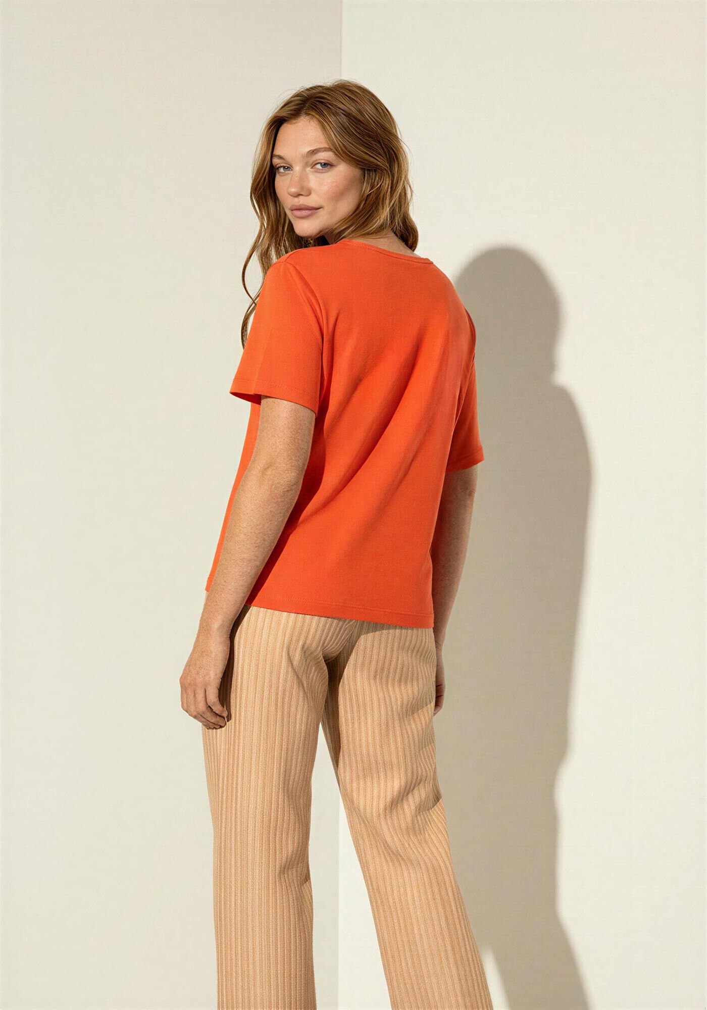 Blusa T-shirt Com Manga Assim&eacute;trica E Bordados Com P&eacute;rolas, , large.