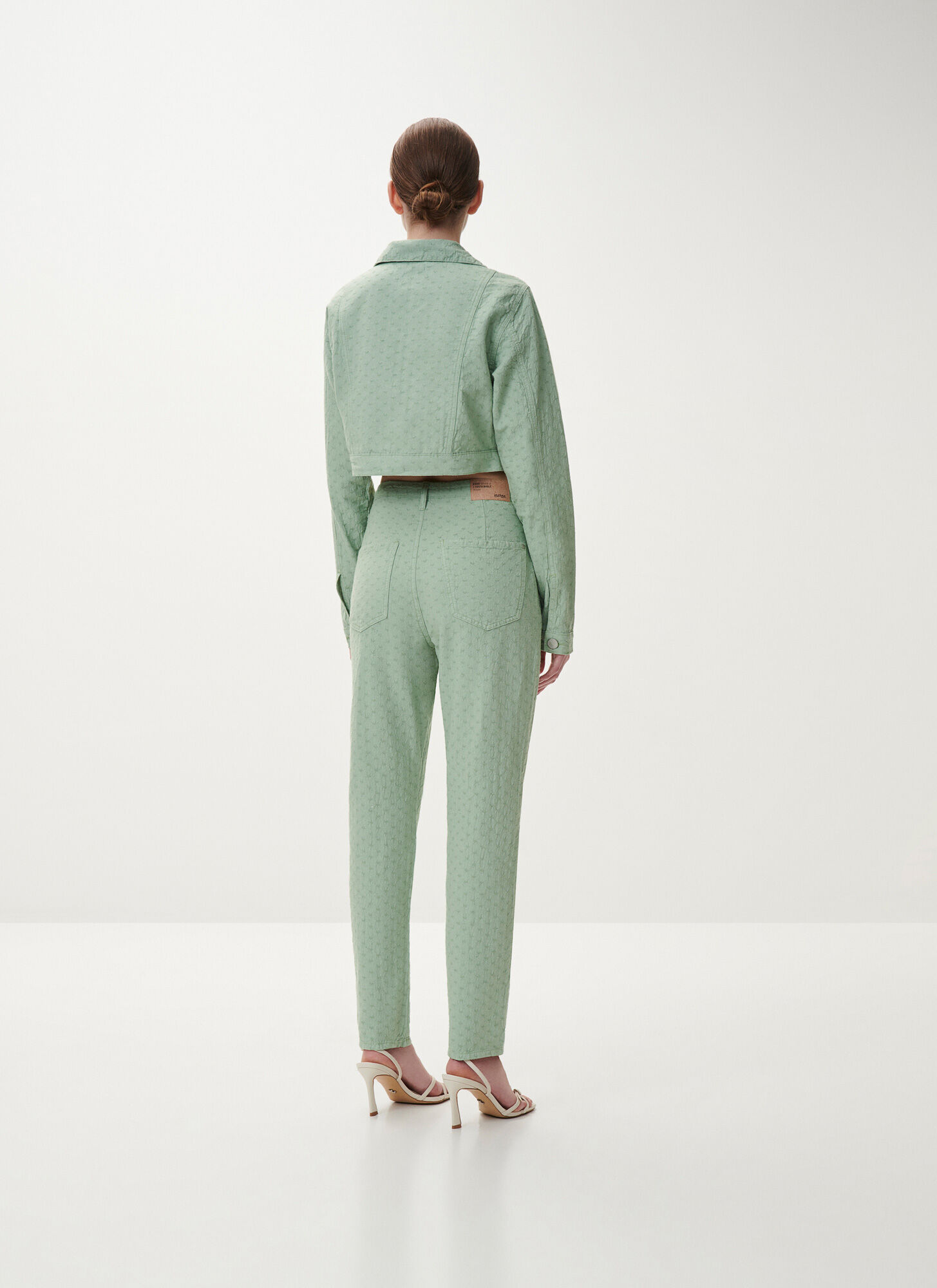 Calça Sarja Mom Cropped com Textura Sustentável | Lez a Lez