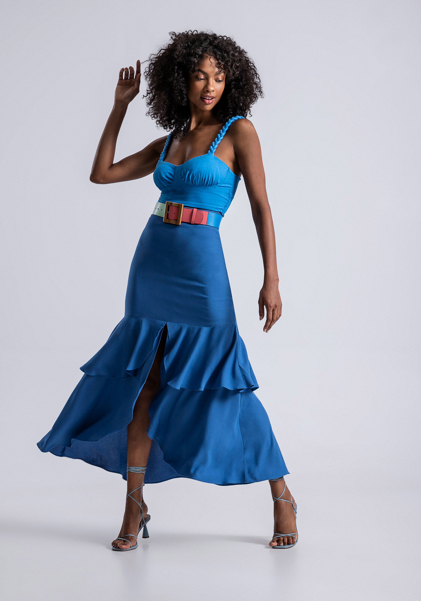 Saia midi com sales babado e cropped