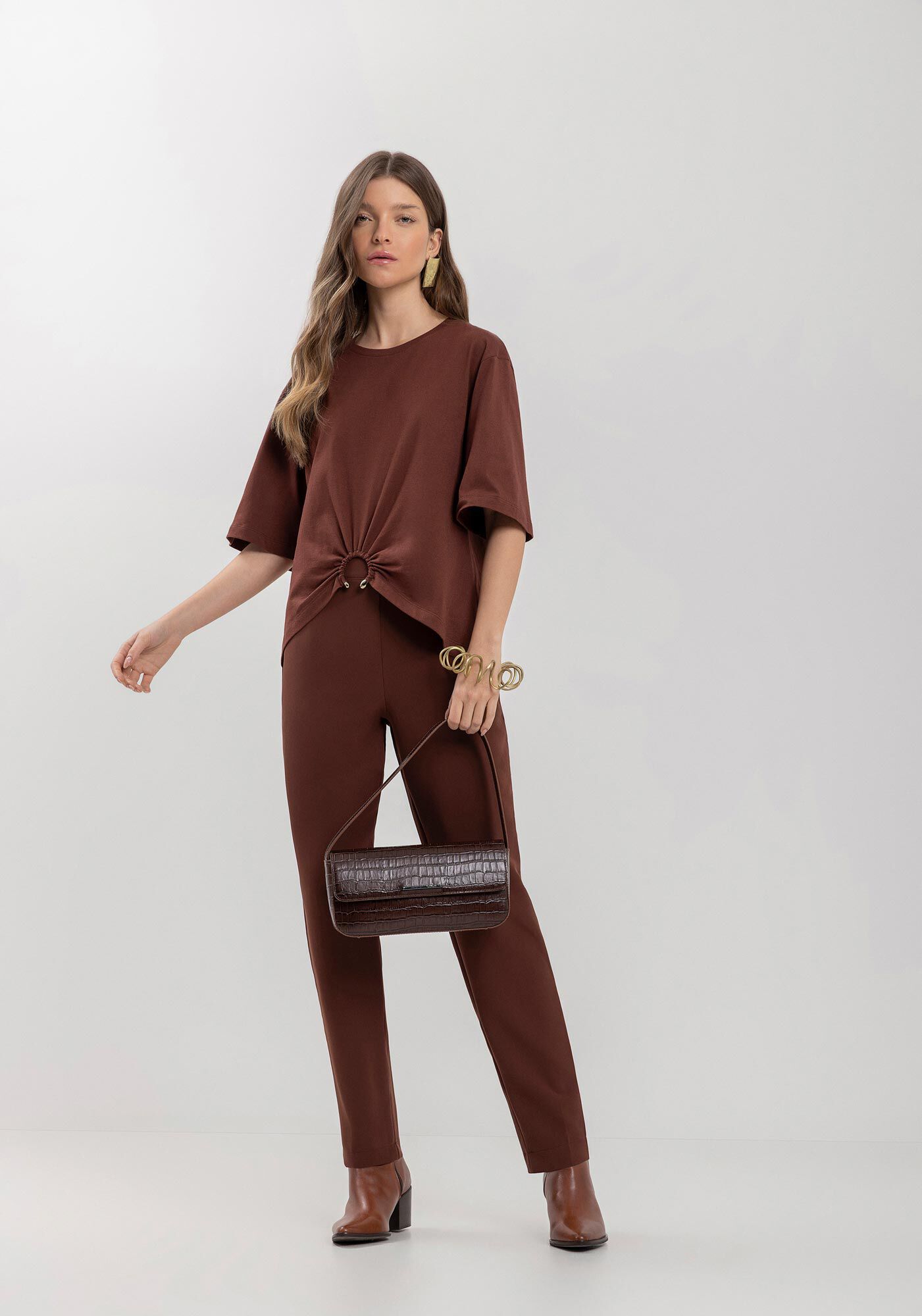 Cal&ccedil;a Carrot Em Alfaiataria Com Cintura Alta E Bolsos, MARROM CHOCOLATE, large.