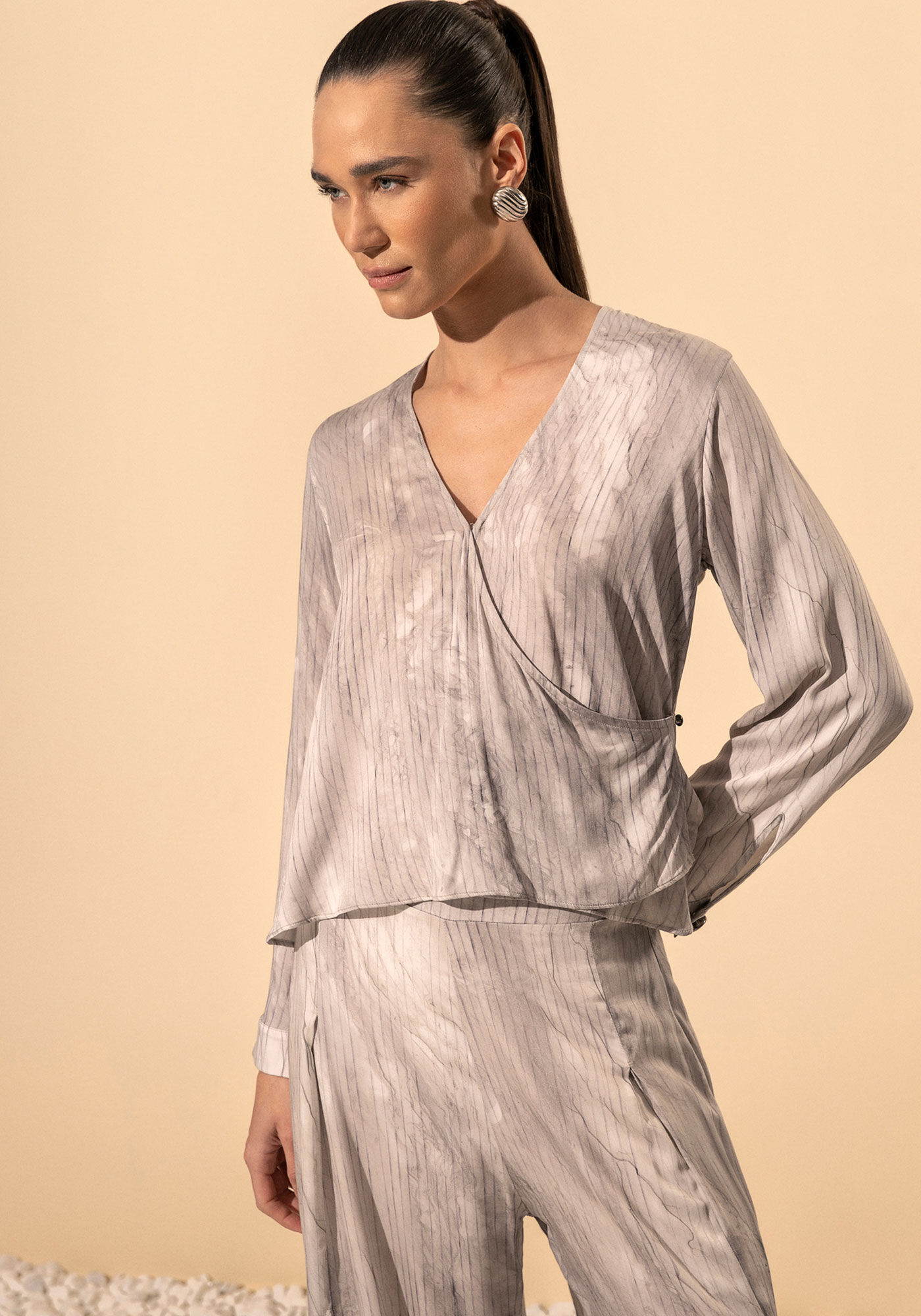 Camisa Estampada De Mangas Longas Transpassada, PLISSE CINZA, large.